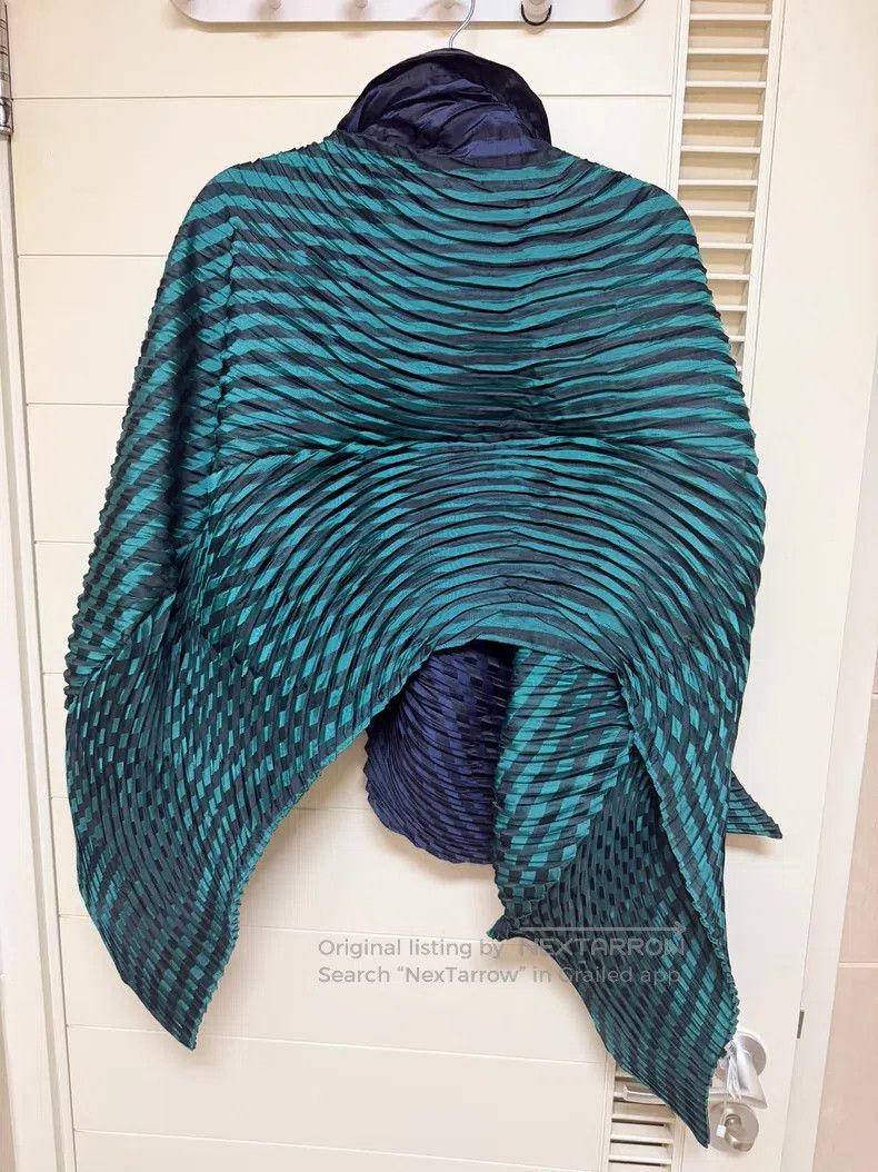 Issey Miyake Issey Miyake size:one size Main Line Fish Scale Shawl Size ONE SIZE - 2 Thumbnail