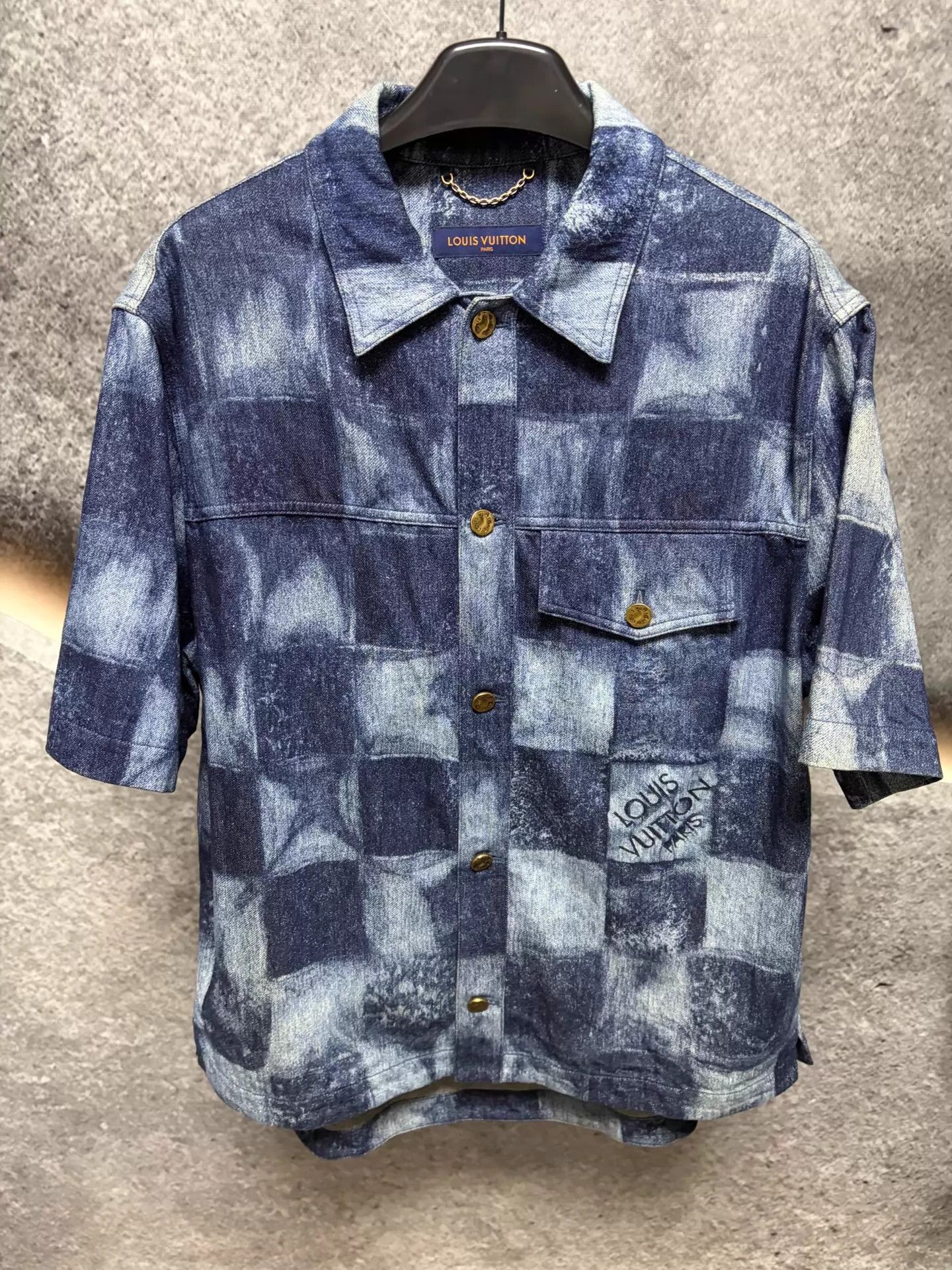 Louis Vuitton Louis Vuitton short sleeve shirt XL Italian like new Size US XL / EU 56 / 4 - 1 Thumbnail