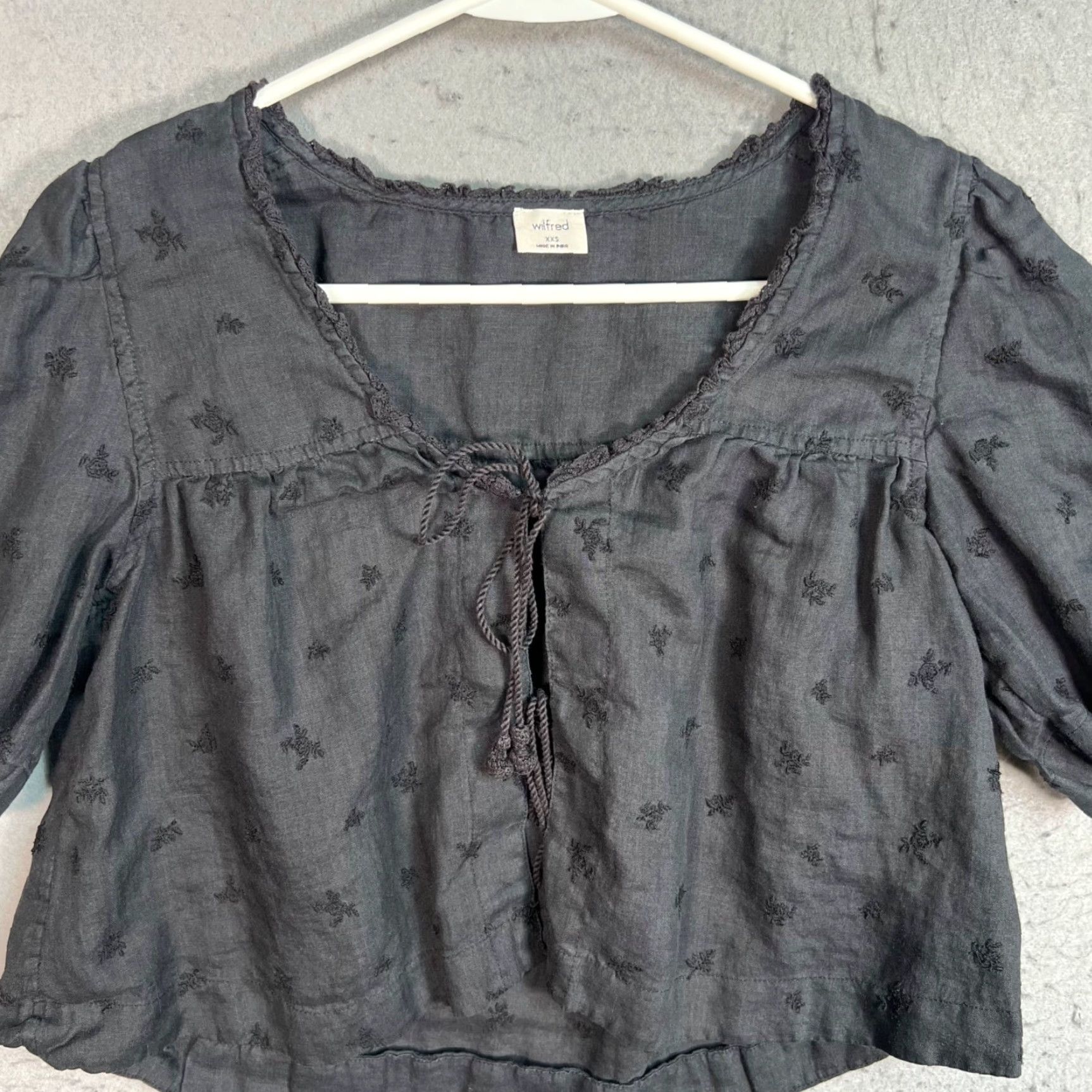 Vintage VINTAGE Wilfred Black Embroidered Cropped Blouse Womens 2XS XS Cropped Embroidered Blouse Black Wilfred Womens Shirt Blouse Ladies 2XS/XS Size XXS / US 00 / IT 34 - 5 Thumbnail