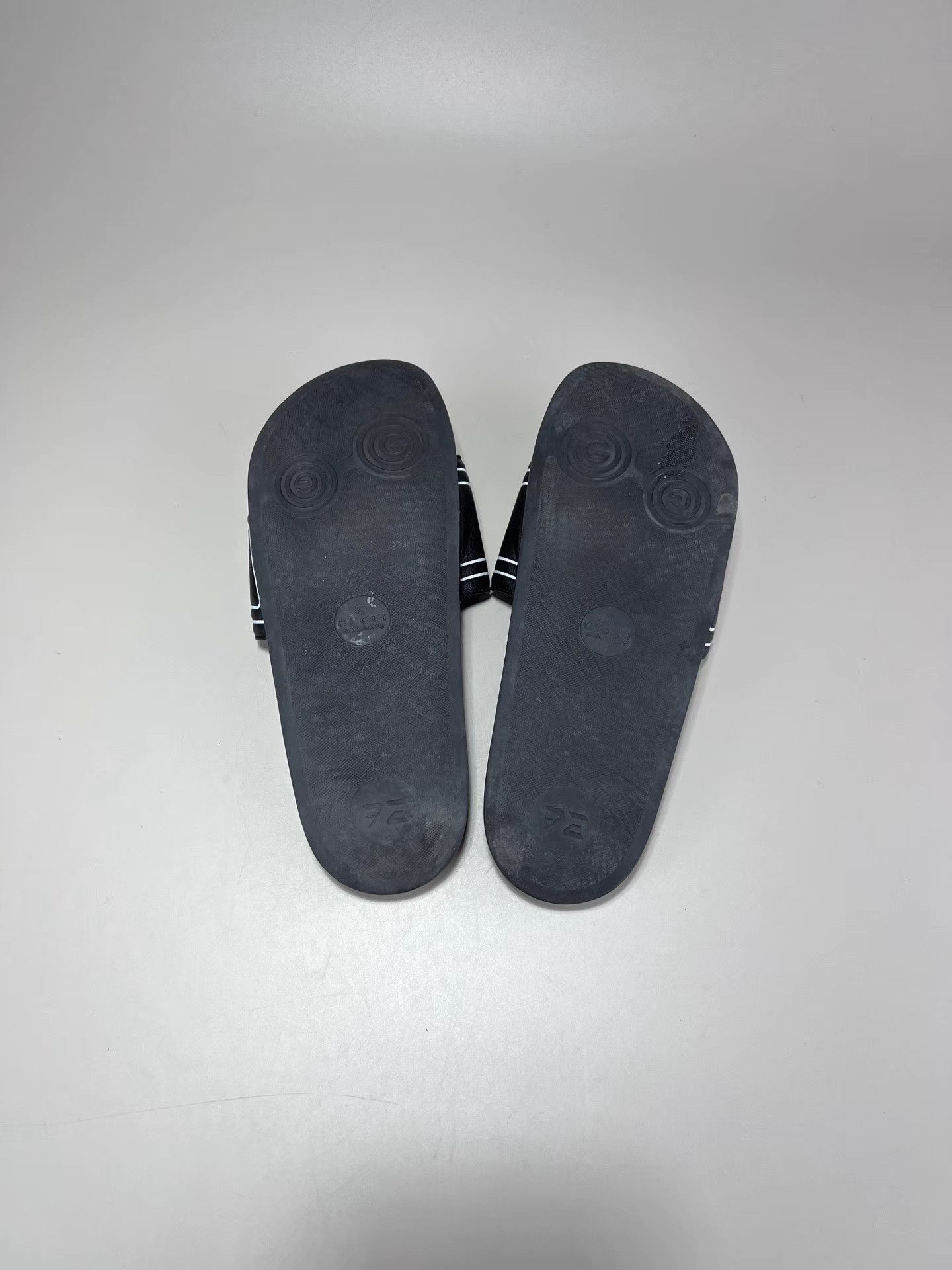 Gucci GUCCI Embossed Logo Slide Sandals Size US 10 / EU 43 - 4 Thumbnail
