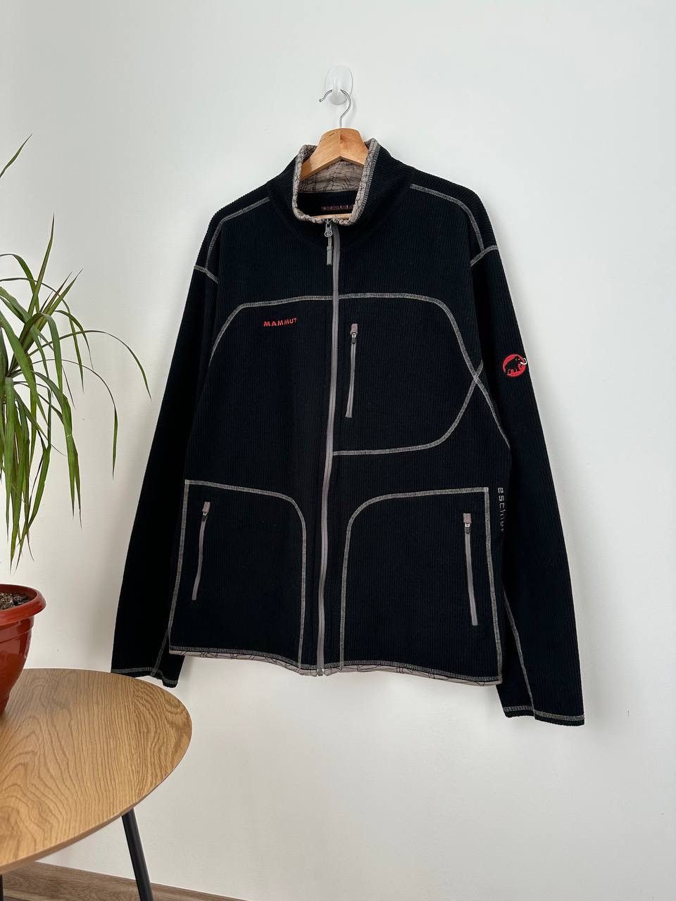 Mammut Vintage Mammut Black Outdoor Distressed Zip Hoodie Size US XL / EU 56 / 4 - 2 Thumbnail