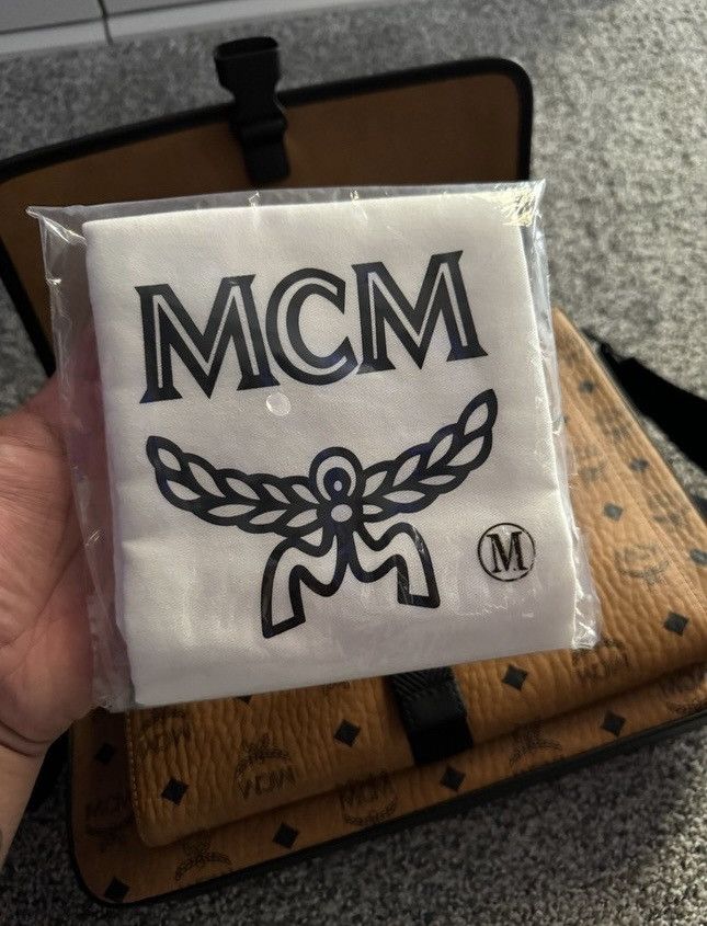 MCM Men's Klassik Medium Messenger Bag Size ONE SIZE - 7 Thumbnail