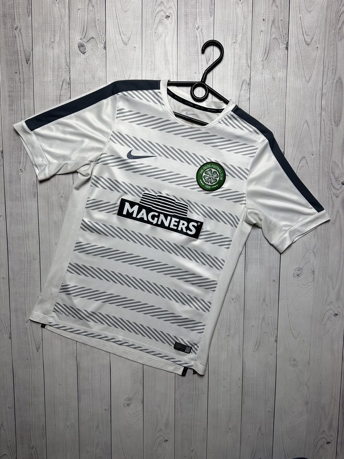 Nike × Vintage Vintage Nike Celtic soccer jersey size M logo Size US M / EU 48-50 / 2 - 1 Thumbnail