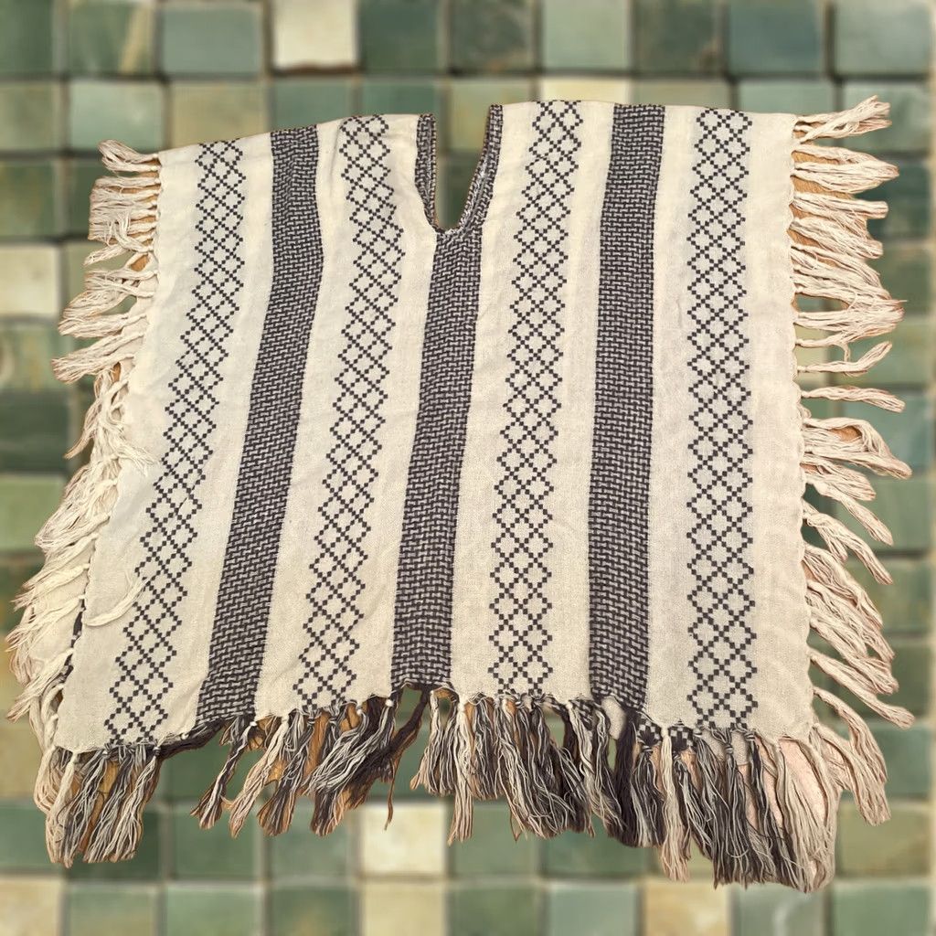 Vintage VINTAGE Mudd Y2K Grey Boho AZTEC Fringe Ivory Diamond Striped Poncho Fringed One Size Women Pullover Knit Scarf Size ONE SIZE - 1 Thumbnail