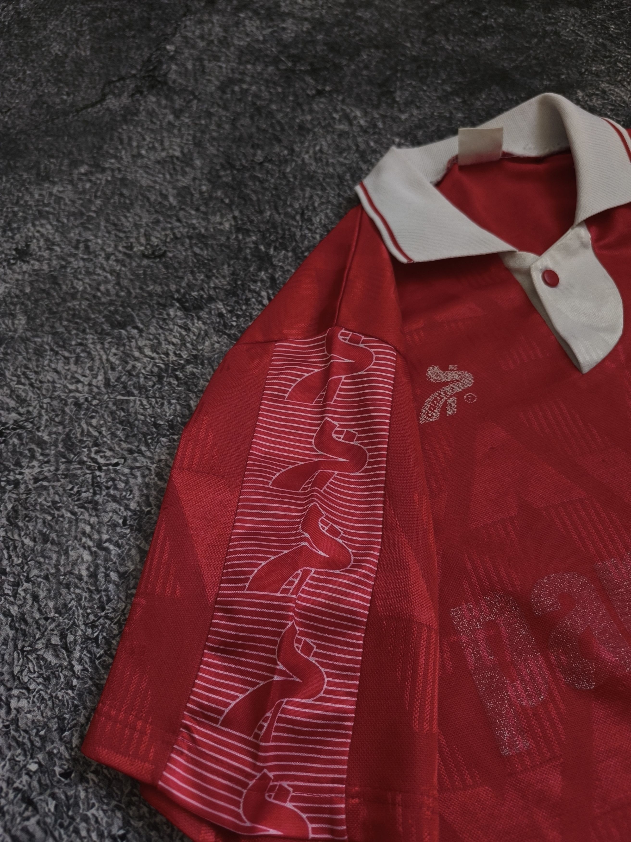 Vintage Vintage jersey 1994 Benfica XL size Size US XL / EU 56 / 4 - 5 Thumbnail