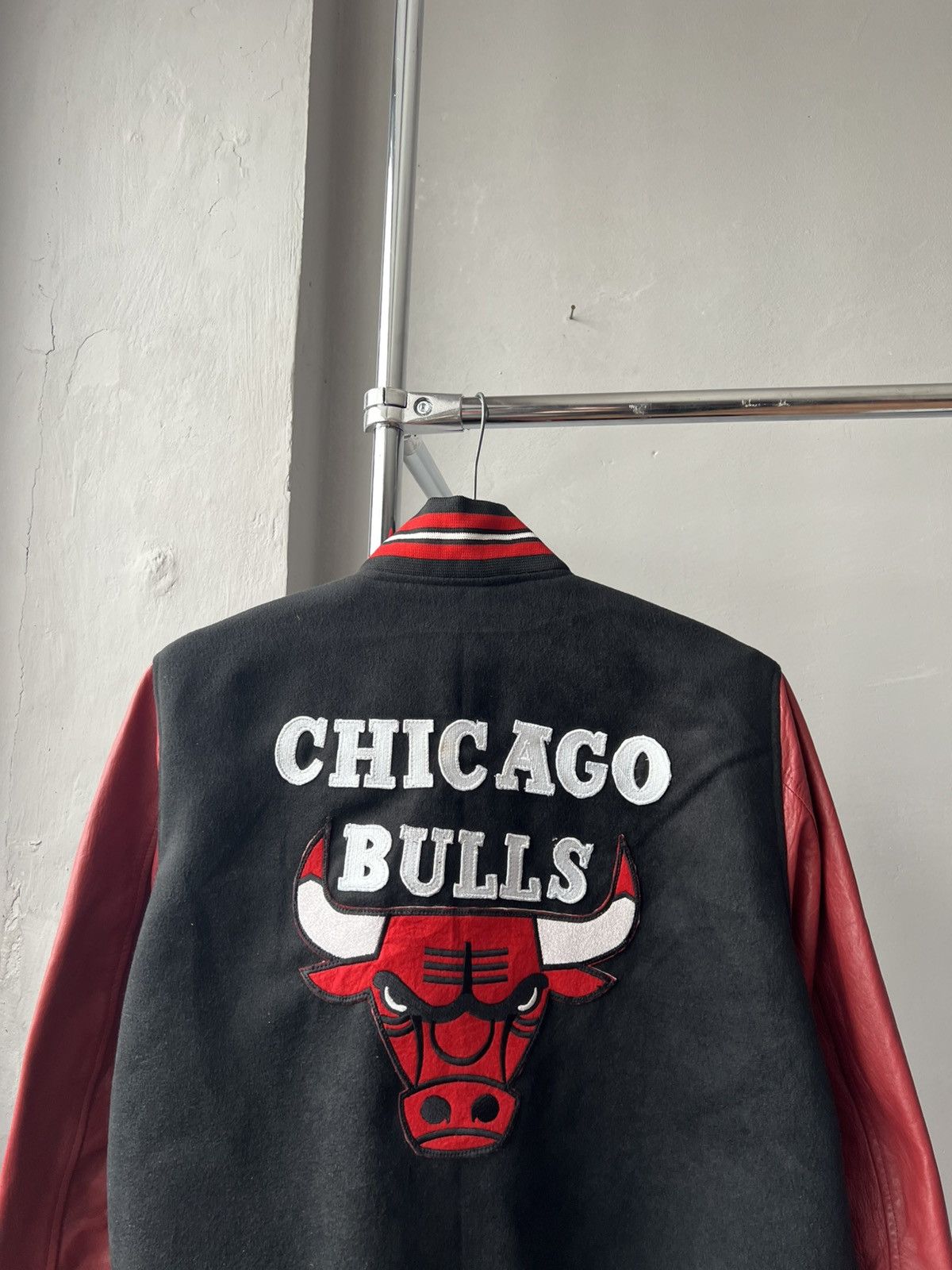 NBA 90’S CHICAGO BULLS VINTAGE MENS ZIP WOOL/LEATHER BOMBER SZ M Size US M / EU 48-50 / 2 - 10 Thumbnail