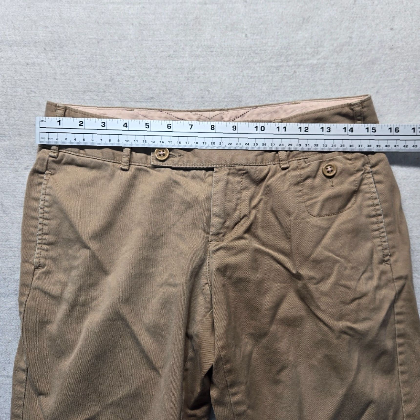Old Navy Old Navy Beige Khakis Chinos Shorts Women Size 4 Regular 100% Cotton Khaki Comfort Wear Size 27" / US 4 / IT 40 - 3 Thumbnail