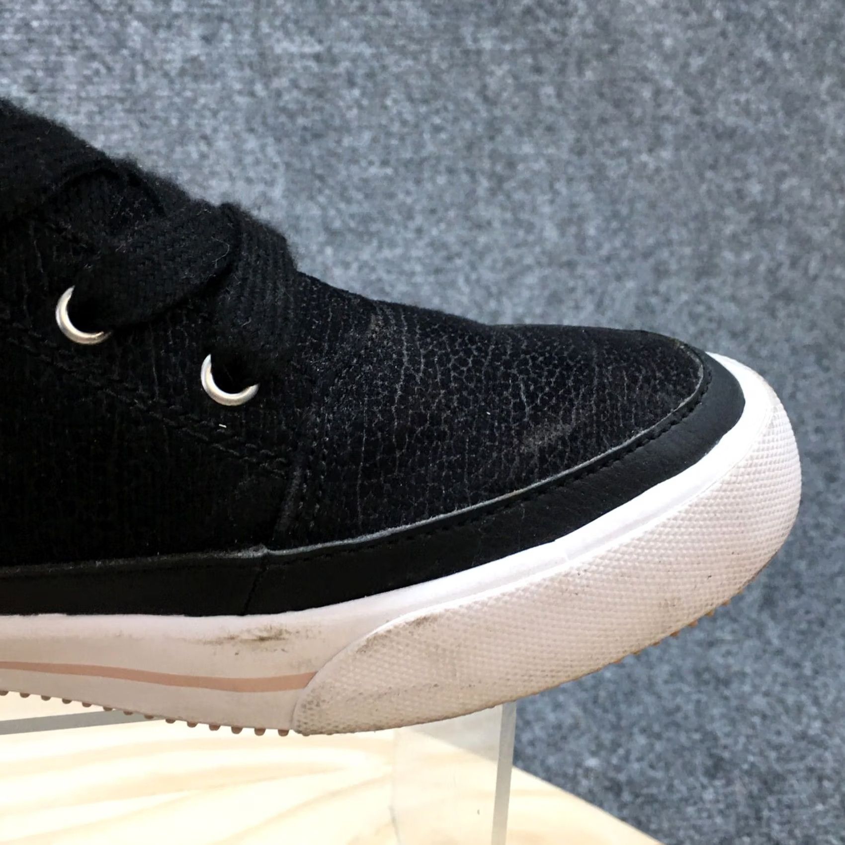 Vintage ROXY Ivan Fur Casual Zip High Top Sneakers Black Faux Leather Shoes Womens 8 Shoes Casual Sneakers Fur Trim High Top Black ROXY Ivan Fur Womens 8 Size M / US 6-8 / IT 42-44 - 3 Thumbnail