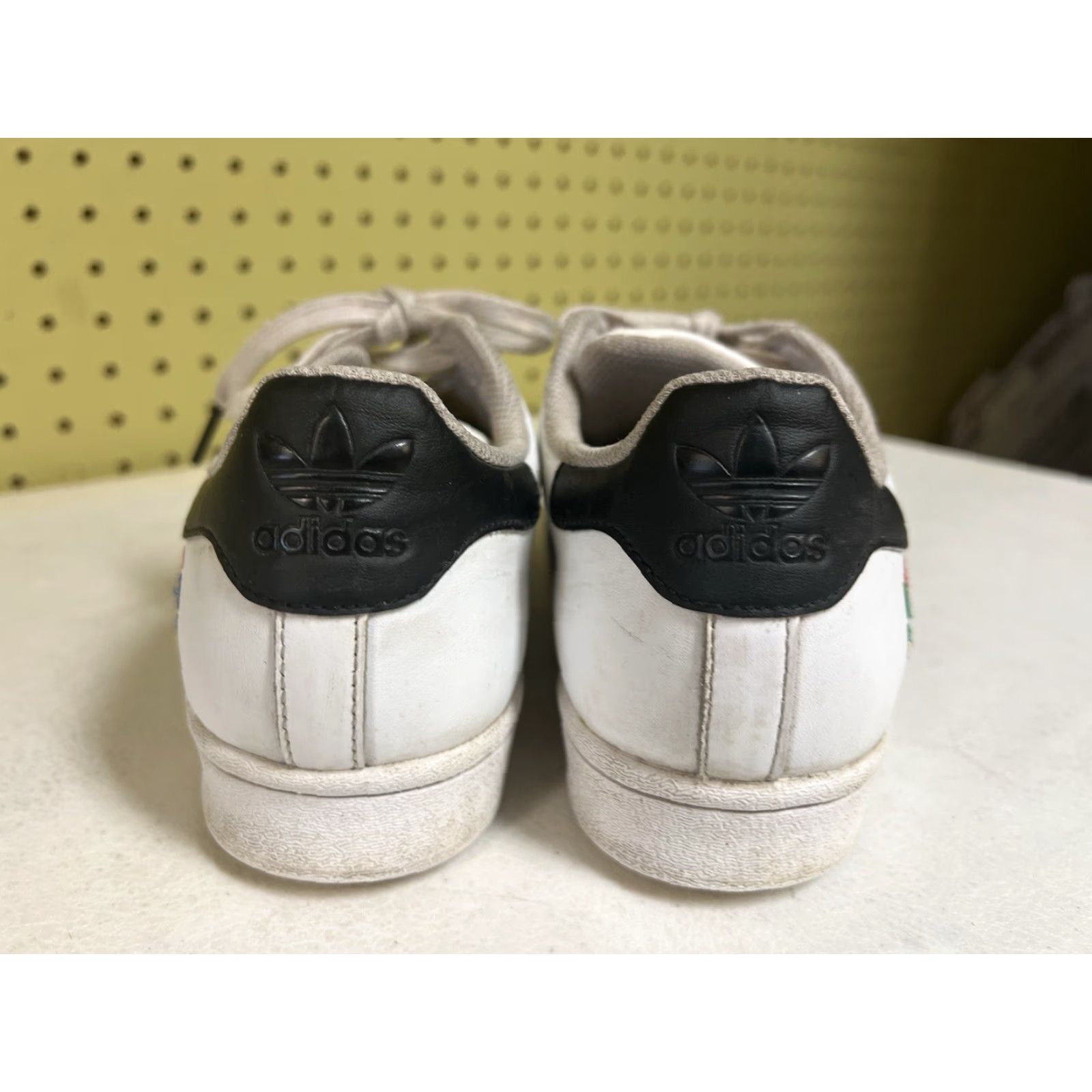 Adidas ADIDAS SUPERSTAR J White Multicolor Stripes Men's 6.5 Basketball Shoe Sneaker Cap Toe Logo Striped Adidas Shoe 6.5 Mens FW5236 Low Top Leather Rubber Size ONE SIZE - 4 Thumbnail