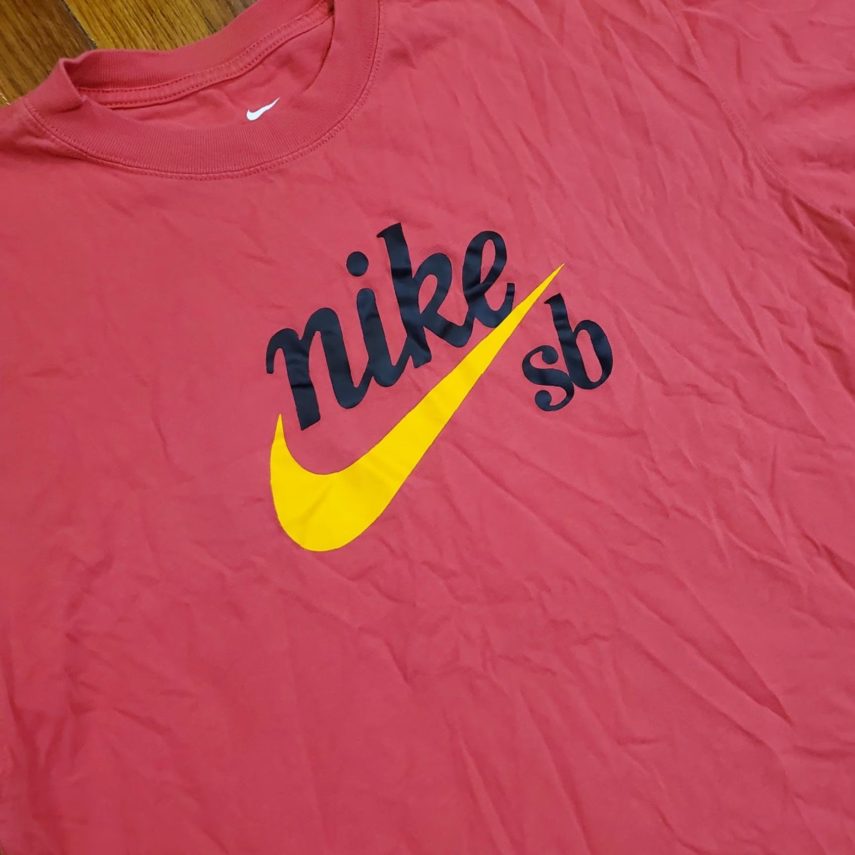 Nike VINTAGE Nike SB Shirt Mens Medium Red Yellow Swoosh Skateboarding Tee DB9977-623 Size US M / EU 48-50 / 2 - 2 Thumbnail