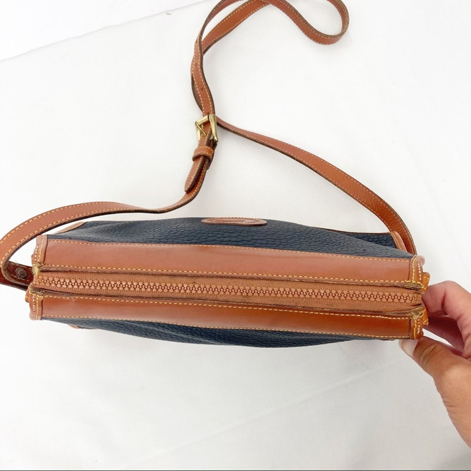 Dooney & Bourke Vintage dooney and bourke black leather crossbody Size ONE SIZE - 8 Thumbnail