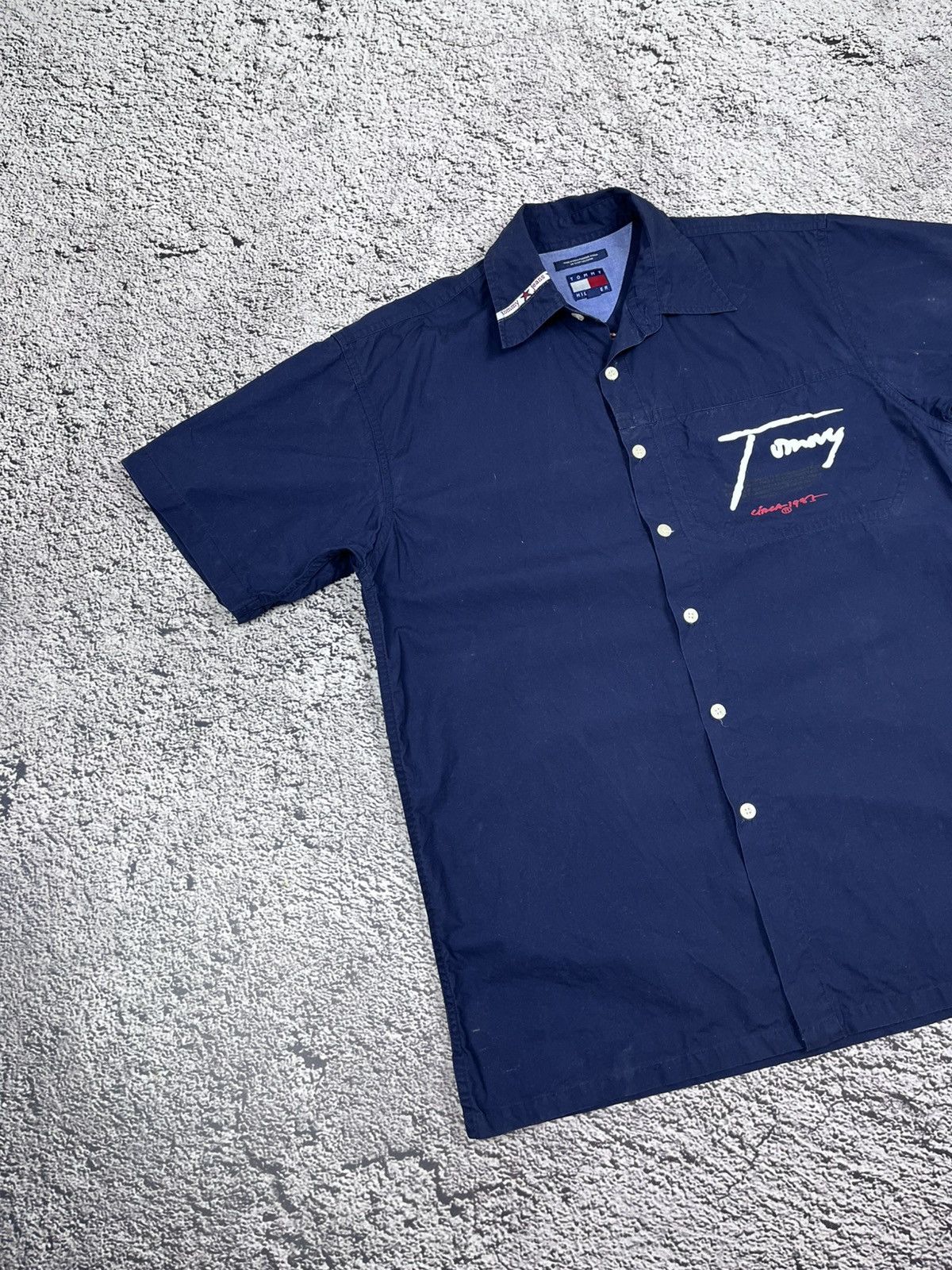 Tommy Hilfiger Vintage Tommy Hilfiger Big Logo shirt Size US L / EU 52-54 / 3 - 3 Thumbnail