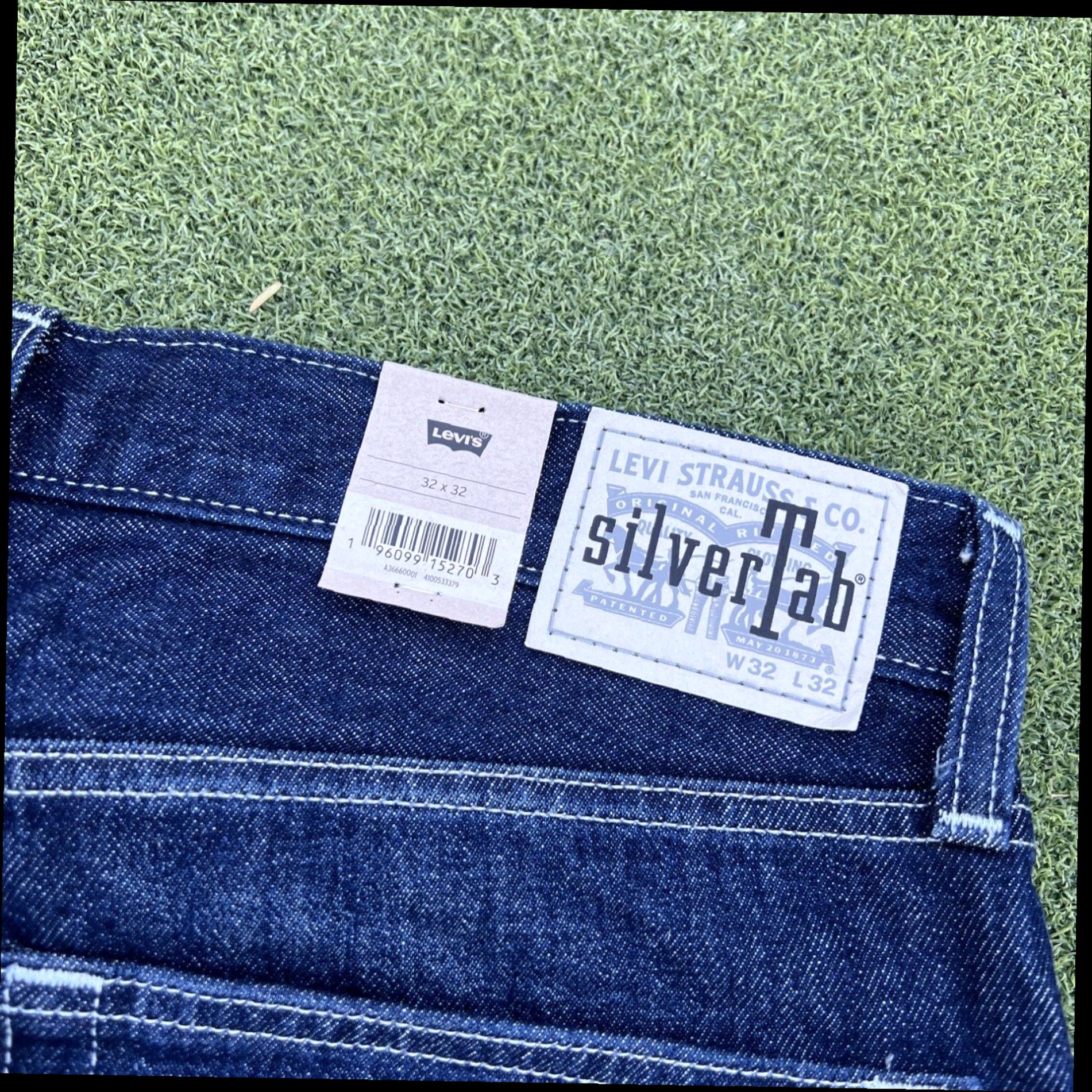 Authentic Levi's SilverTab New Unworn Men's Dark Wash Straight Leg Jeans 32 Inch Waist 32 Inch Inseam