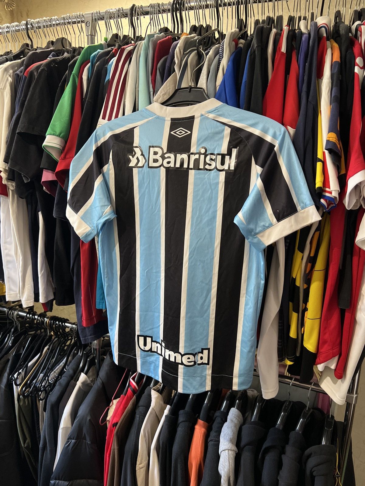 Umbro 2021 BLOKE-CORE UMBRO GREMIO MEMORABILIA HOME FOOTBALL SHIRT Size US S / EU 44-46 / 1 - 3 Thumbnail