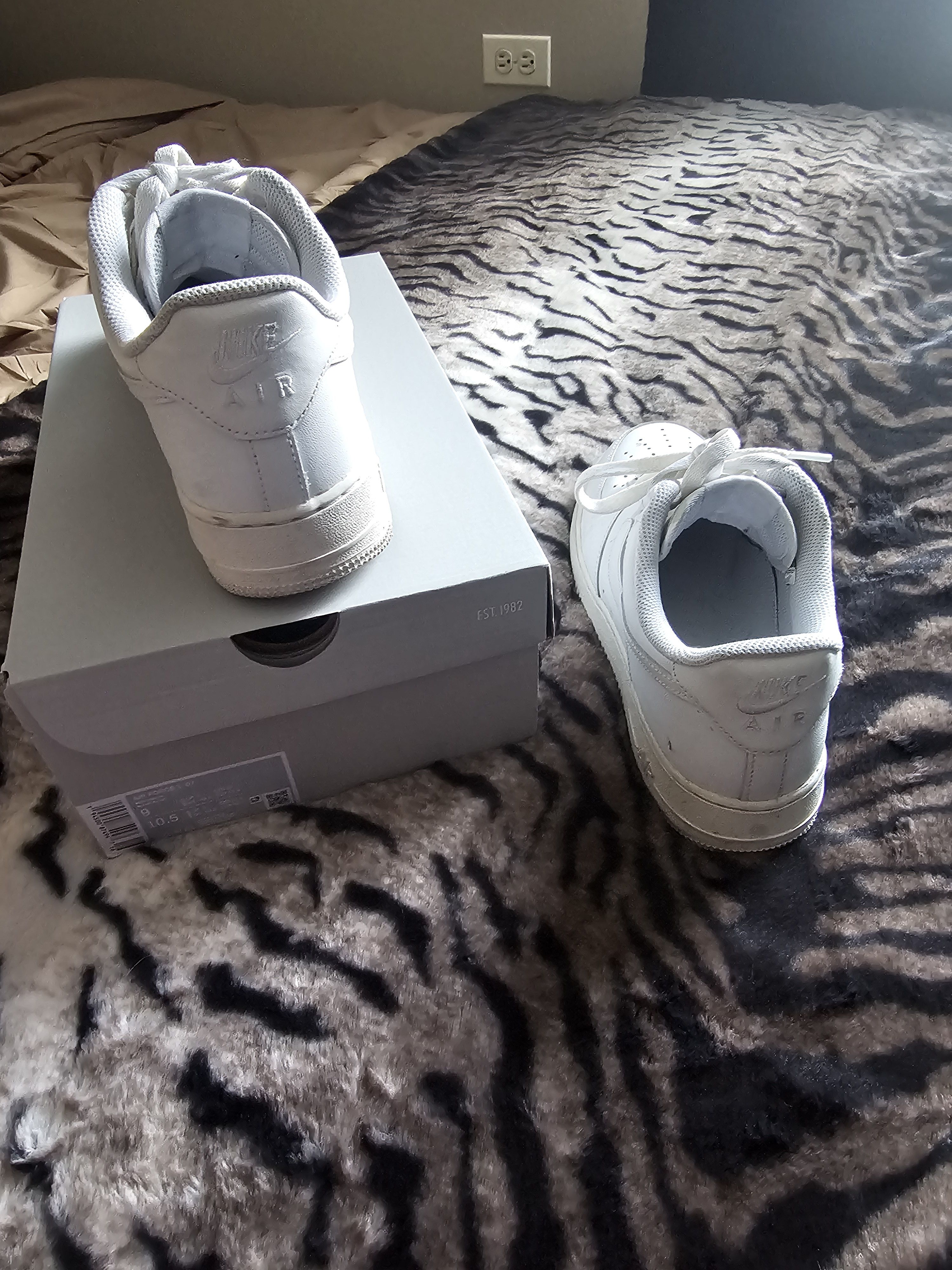 Nike Men's White Air Force1 '07 Size US 9 / EU 42 - 2 Thumbnail