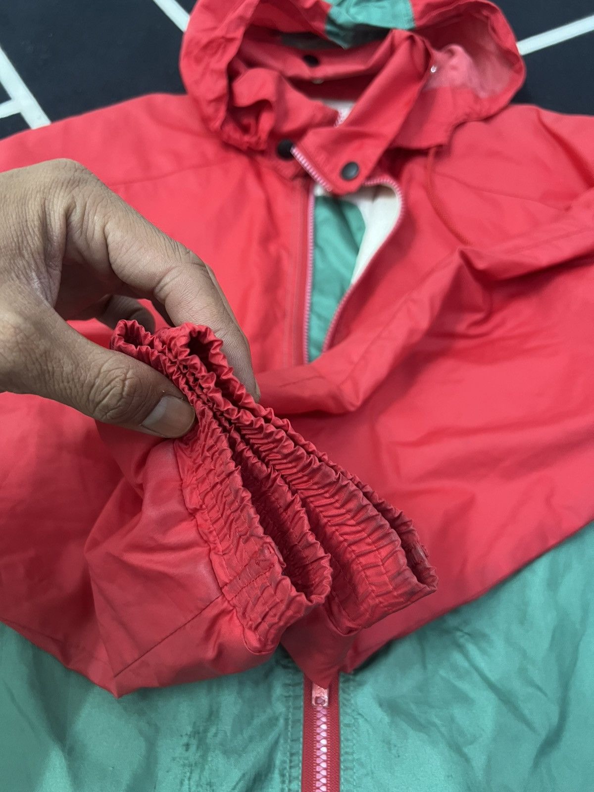 Japanese Brand Vintage Windbreaker cum bagpack Size US L / EU 52-54 / 3 - 8 Thumbnail