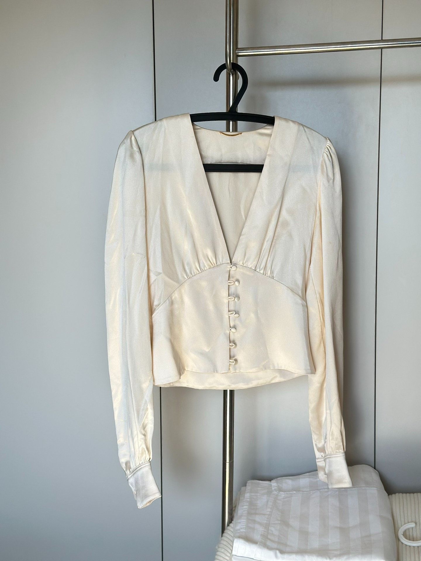 Saint Laurent Paris Saint Laurent Cream Silk V-Neck Blouse Size XXS / US 00 / IT 34 - 1 Thumbnail