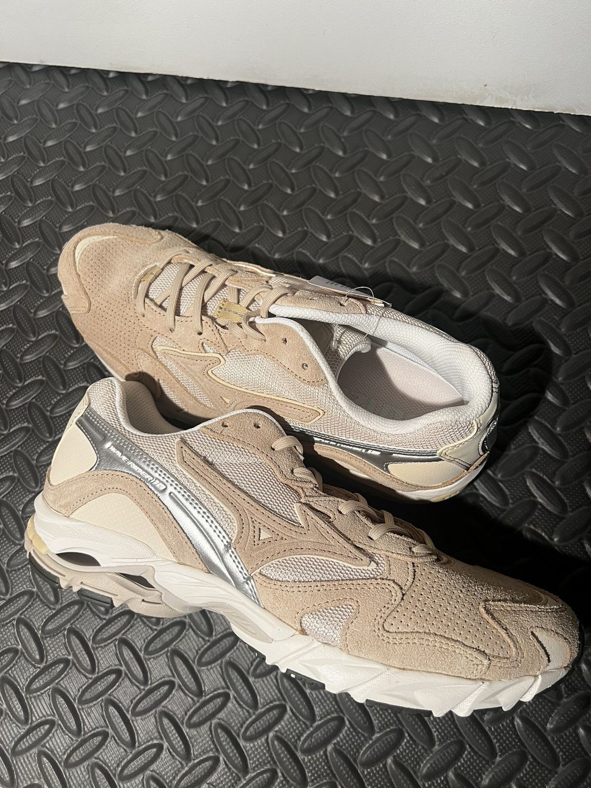 Mizuno NEW Mizuno Wave Rider 10 Premium size 10 Beige Suede shoes Size US 10 / EU 43 - 5 Thumbnail