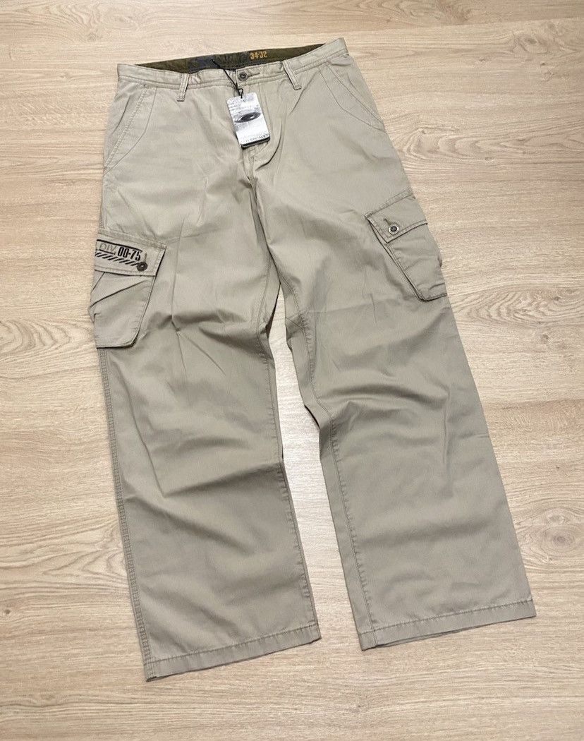 image of Vintage 2008 Oakley Mtn. Div. 00-75 Bilateral Cargo Pants in Beige, Men's (Size 34)