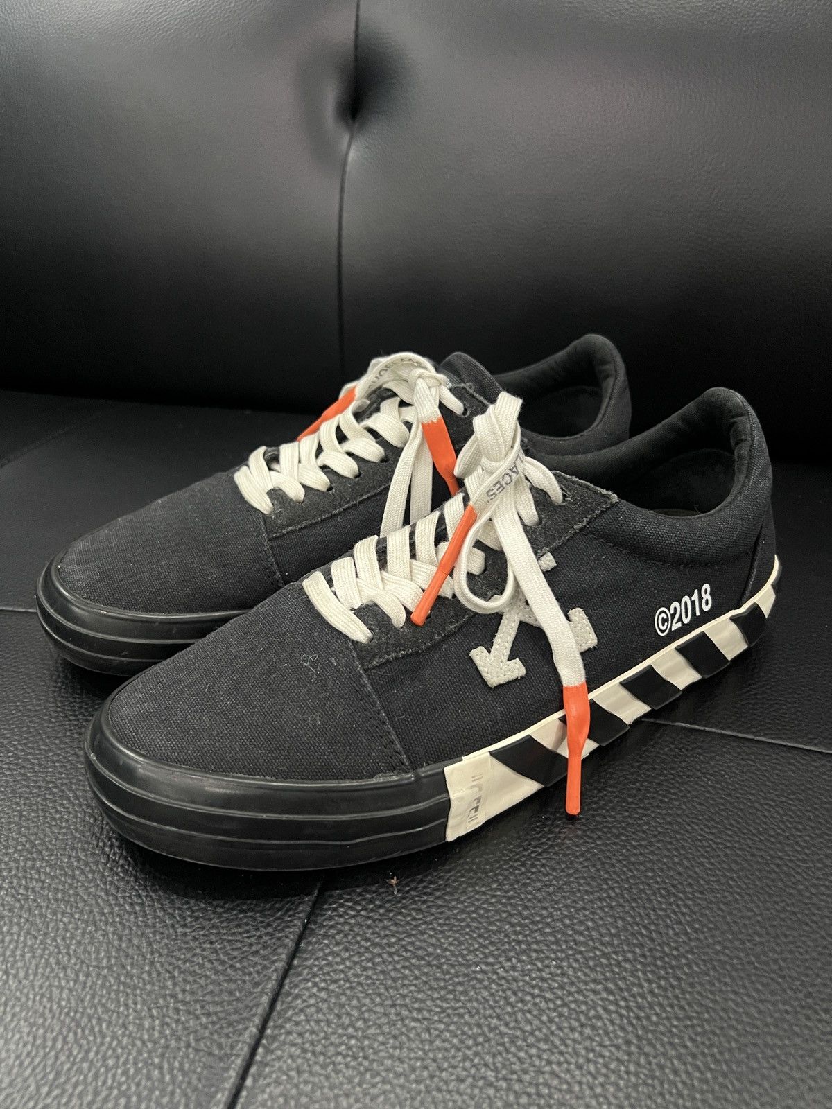 Off-White Off-White by Virgil Abloh SS18 Arrow Canvas Sneakers Size US 7.5 / EU 40-41 - 1 Thumbnail