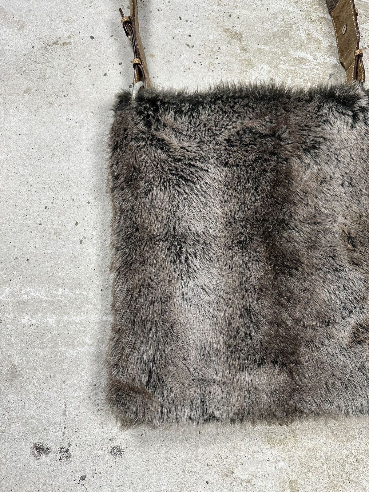 Japanese Brand Vintage Y2K Faux Fur Avant Garde Japanese Shoulder Bag Size ONE SIZE - 3 Thumbnail