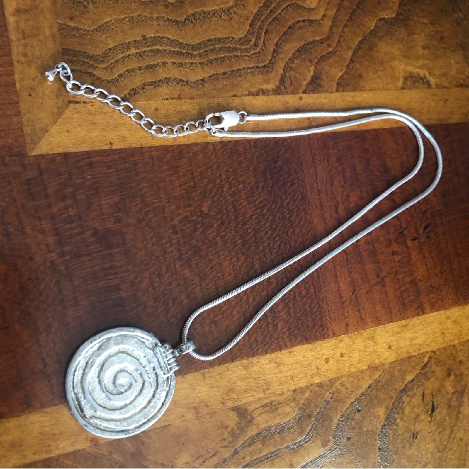 Vintage Vintage antique silver swirl pendant on chain necklace Size ONE SIZE - 9 Thumbnail