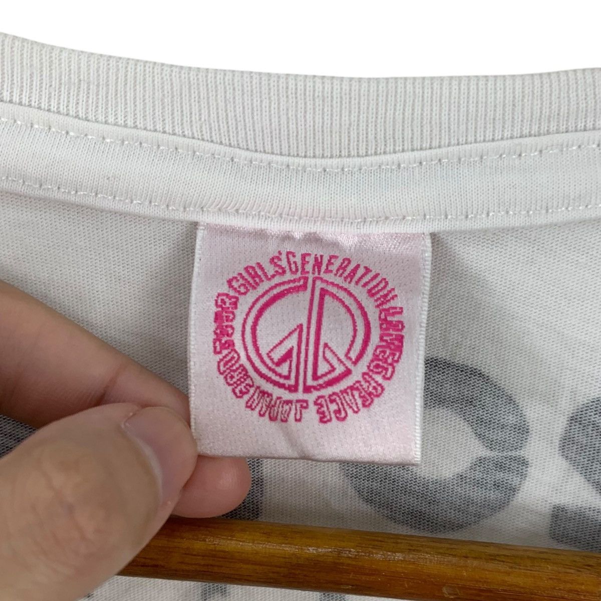 Band Tees GIRLS GENERATION SNSD Love Peace Japan Tour 2014 Tee Shirt Size S / US 4 / IT 40 - 4 Thumbnail