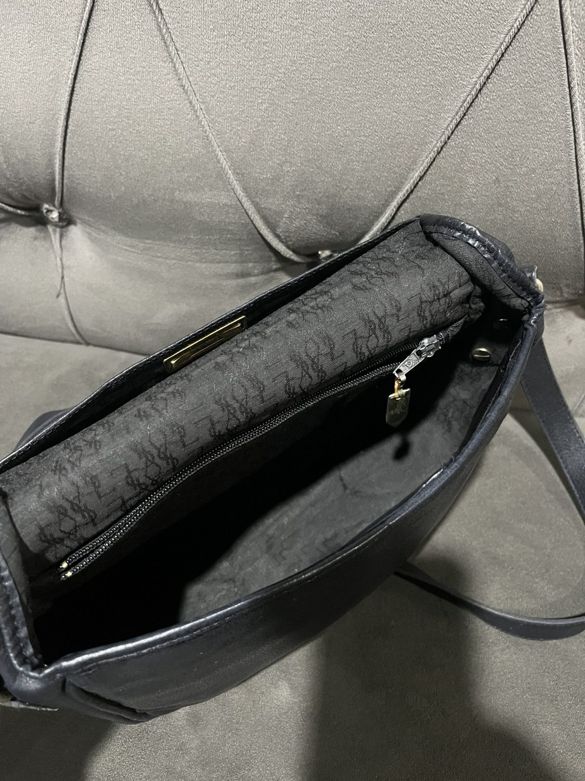 Yves Saint Laurent Authentic Yves Saint Laurent logo stitch shoulder bag Size ONE SIZE - 15 Thumbnail