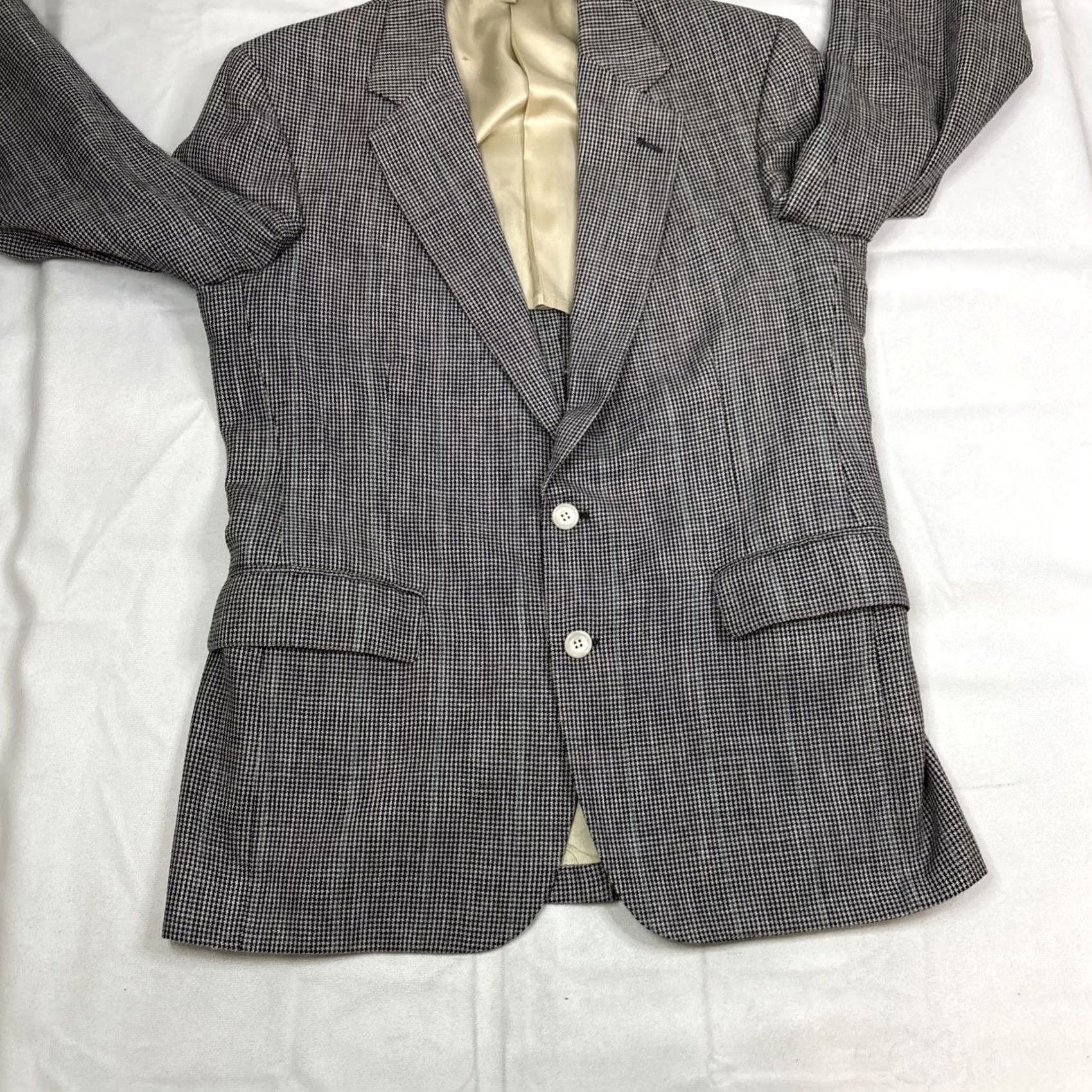 Vintage VINTAGE Cricketeer Stuart Gibbs Sports Coat Houndstooth 2 Button Gray 42 Mens Coat / Sport Coat / 2 Piece / Regular / Gray / United States Size US XS / EU 42 / 0 - 4 Thumbnail