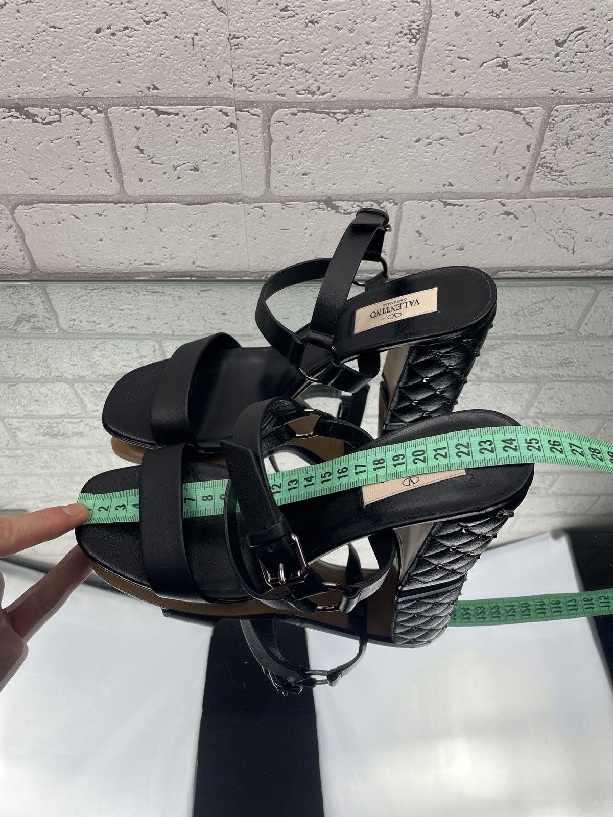 Valentino VALENTINO GARAVANI Black leather sandals 39 size 24-24.5 st Size US 8 / IT 38 - 8 Thumbnail