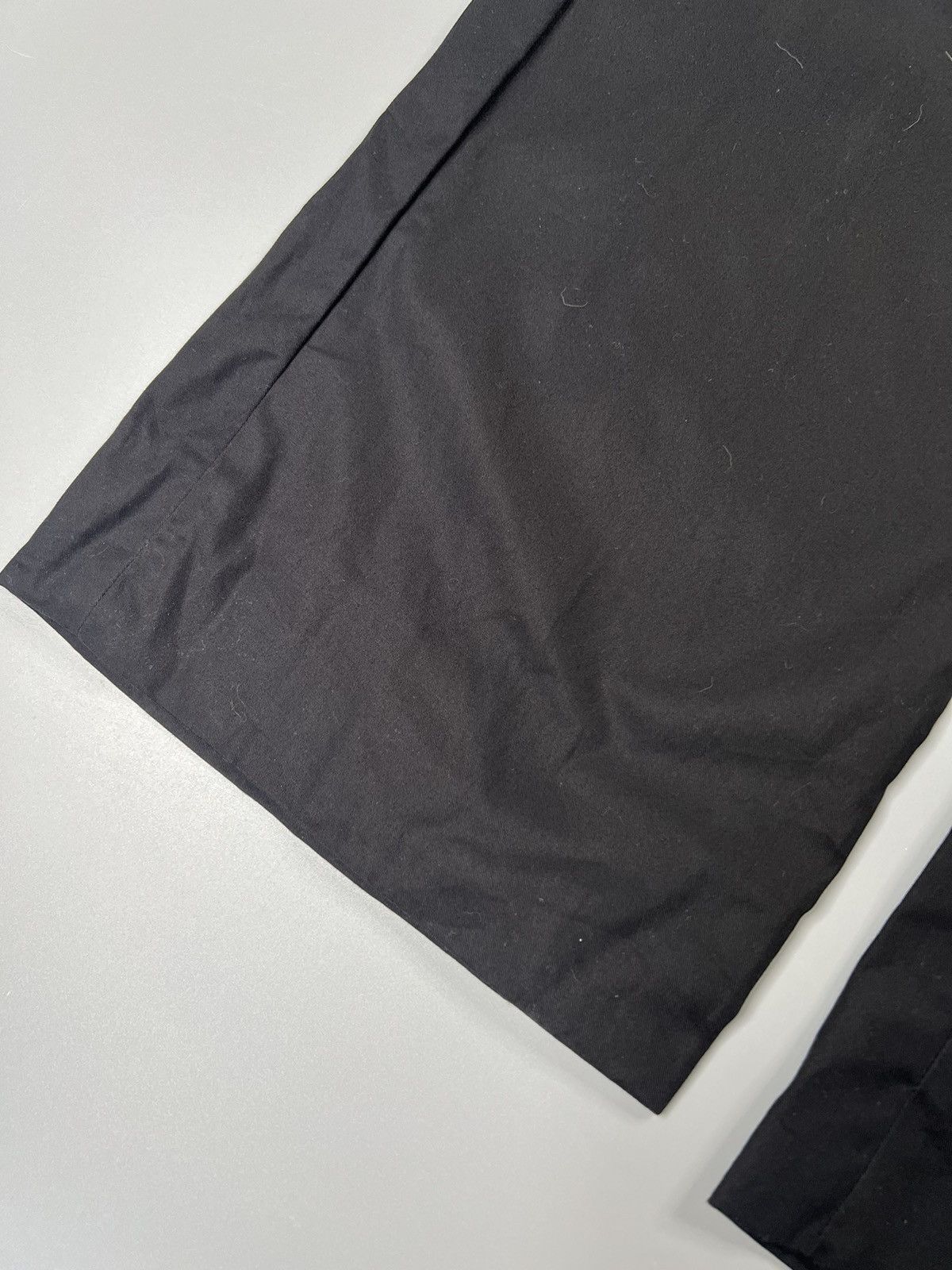 Louis Vuitton Grail Louis Vuitton Matte Black LV Logo waist buckle Trouser Size US 34 / EU 50 - 14 Thumbnail