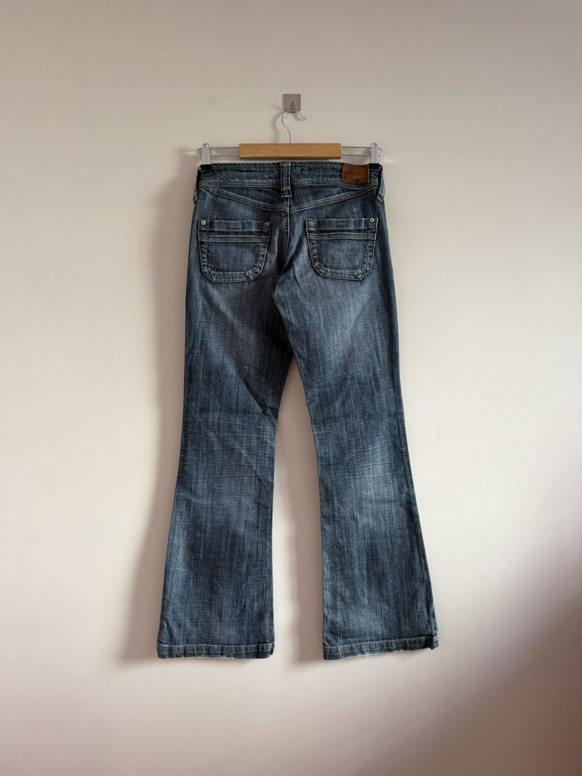 Vintage Vintage Y2K Mid Wash Flared Low Rise Denim Jeans Size 27" / US 4 / IT 40 - 1 Thumbnail