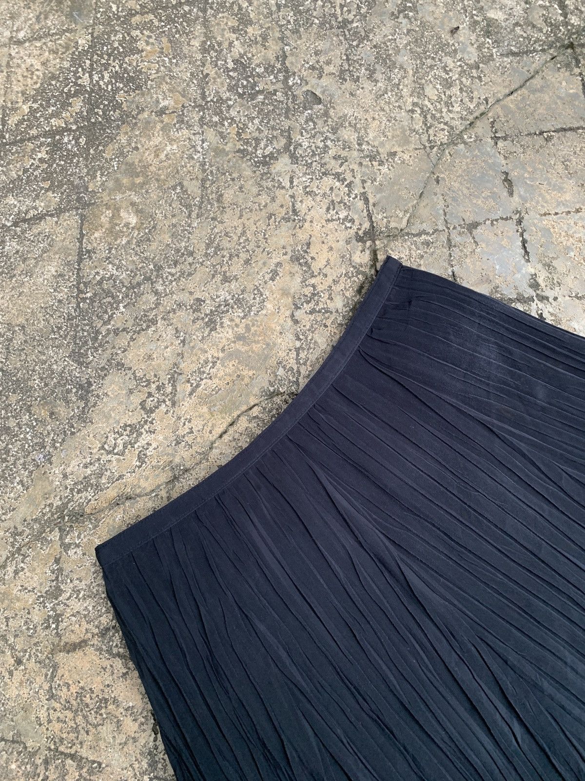 Japanese Brand × Pleats Please Issey Miyake 1990s Interplanet Japan Black Pleated Midi Skirt Size 26" / US 2 / IT 38 - 4 Thumbnail