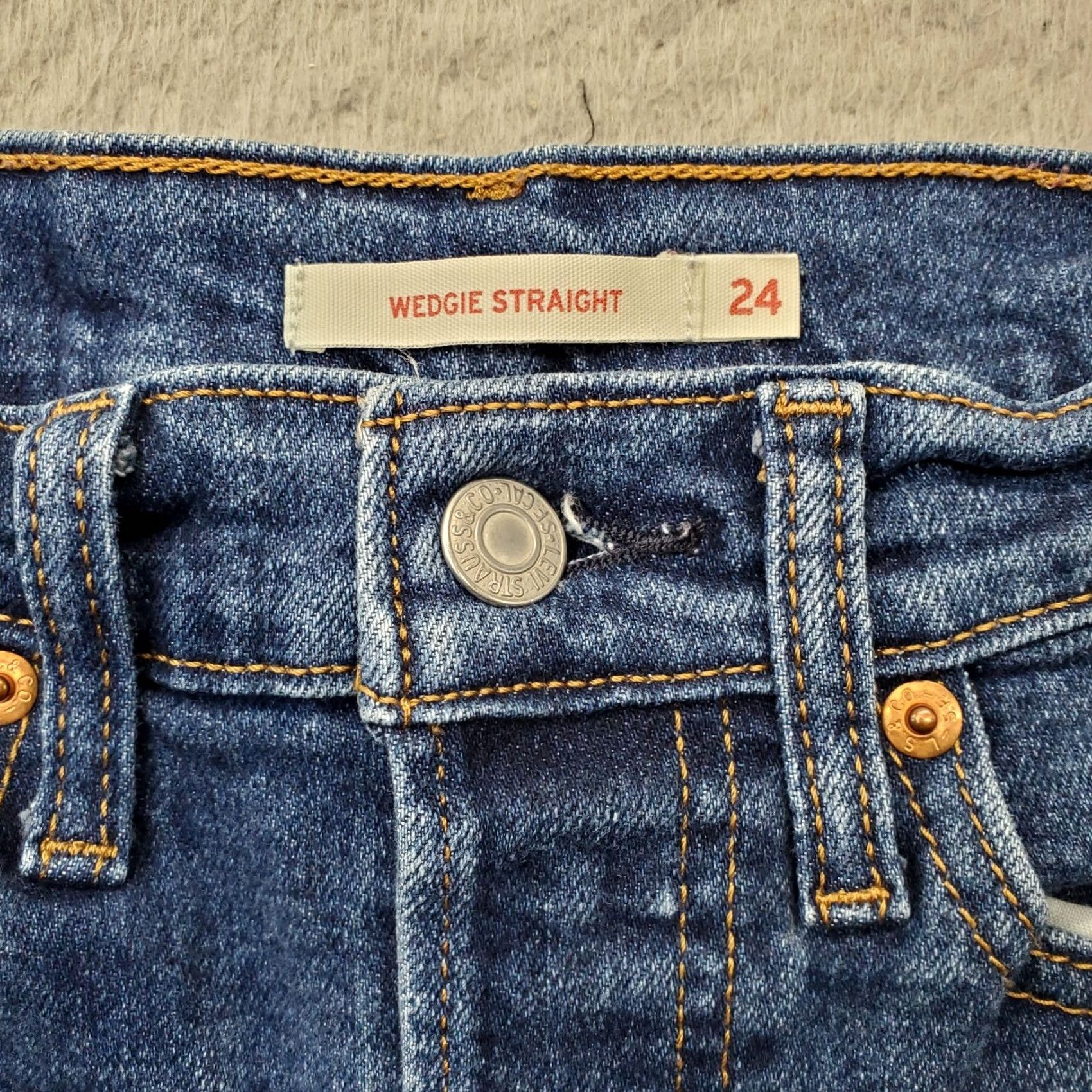Levi's Levi's Jeans Women's 24x28 Blue Denim Pockets Red Tab Wedgie Straight Button Fly Jeans Womens Size 24 26.25" Inseam 36" Outseam 5-Pocket Design Size 42" / US 20 - 6 Thumbnail