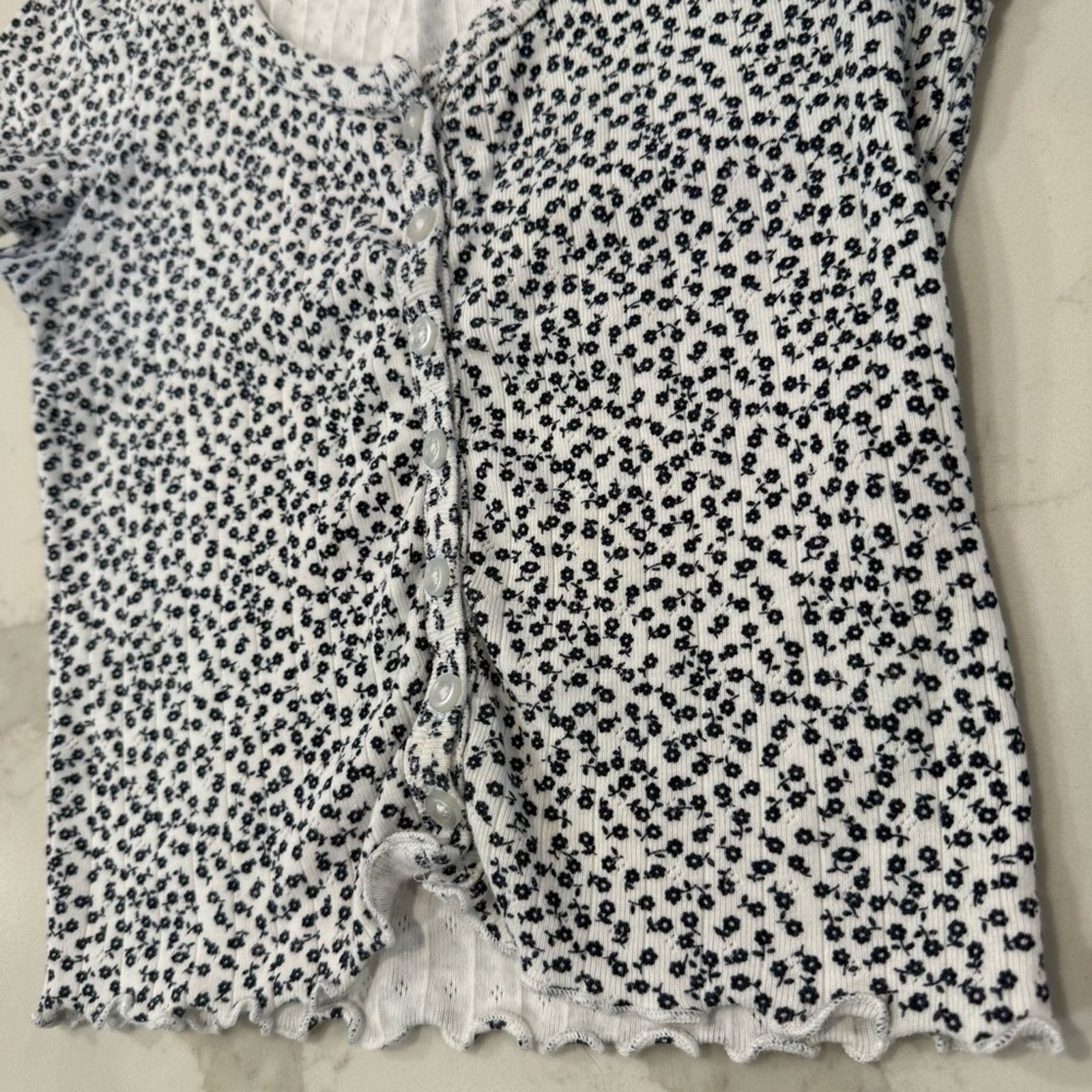 Brandy Melville Brandy Melville Floral Button Up Baby Tee Crop Top Womens OS Size ONE SIZE - 4 Thumbnail
