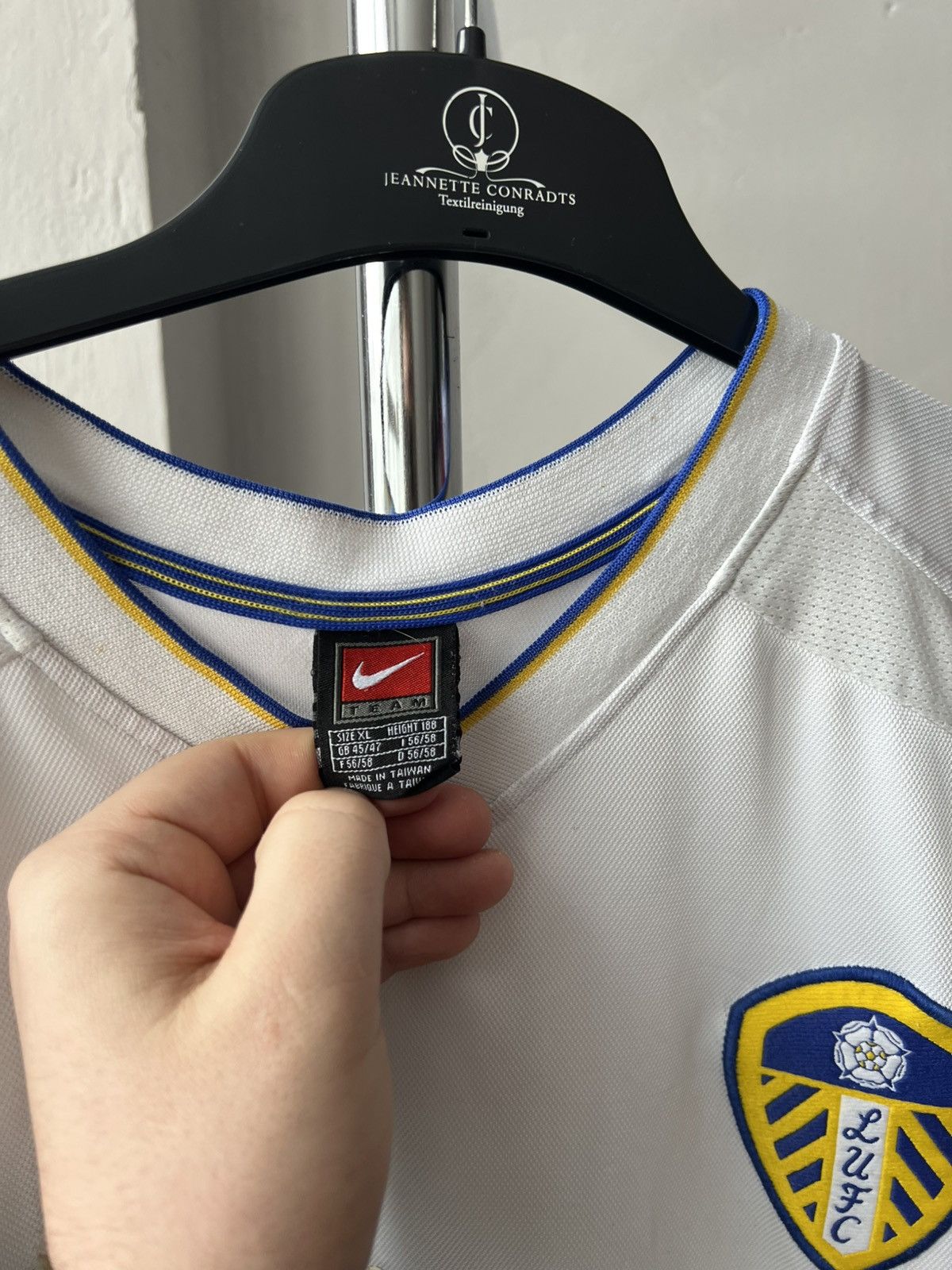 Nike 2000/02 LEEDS UNITED HOME SOCCER JERSEY FOOTBALL SHIRT XL Size US XL / EU 56 / 4 - 15 Thumbnail