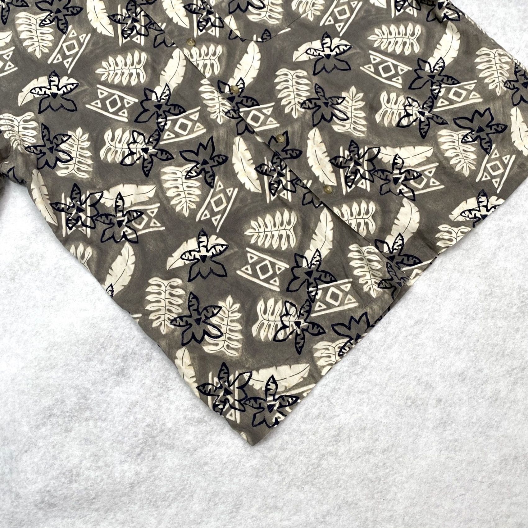 Pendleton Pendleton Mens Large Hawaiian Floral Turtle Grey Short Sleeve Button-Up Shirt Size US 33 - 4 Thumbnail