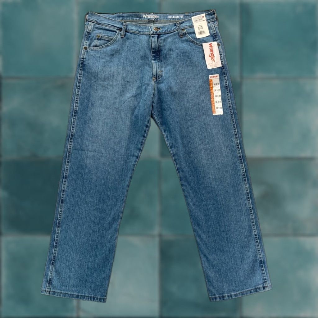 Wrangler Wrangler Jeans Mens 38x30 Relaxed Fit Straight Leg Medium Wash Blue Denim Pants Size US 38 / EU 54 - 1 Thumbnail