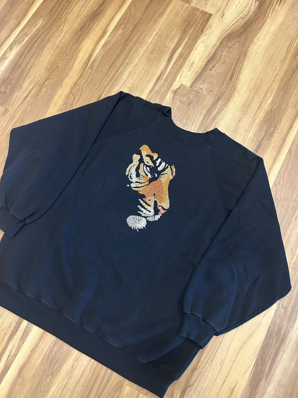 Vintage Vintage Hanes Embroidered Tiger Crewneck Size XL / US 12-14 / IT 48-50 - 2 Thumbnail