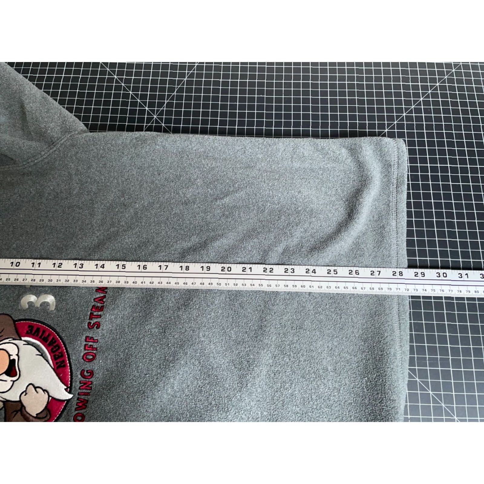 Disney Disney Snow White Grump Fleece Sweatshirt Embroidered XL Gray Polyester 100% Wool? Size US XL / EU 56 / 4 - 6 Thumbnail