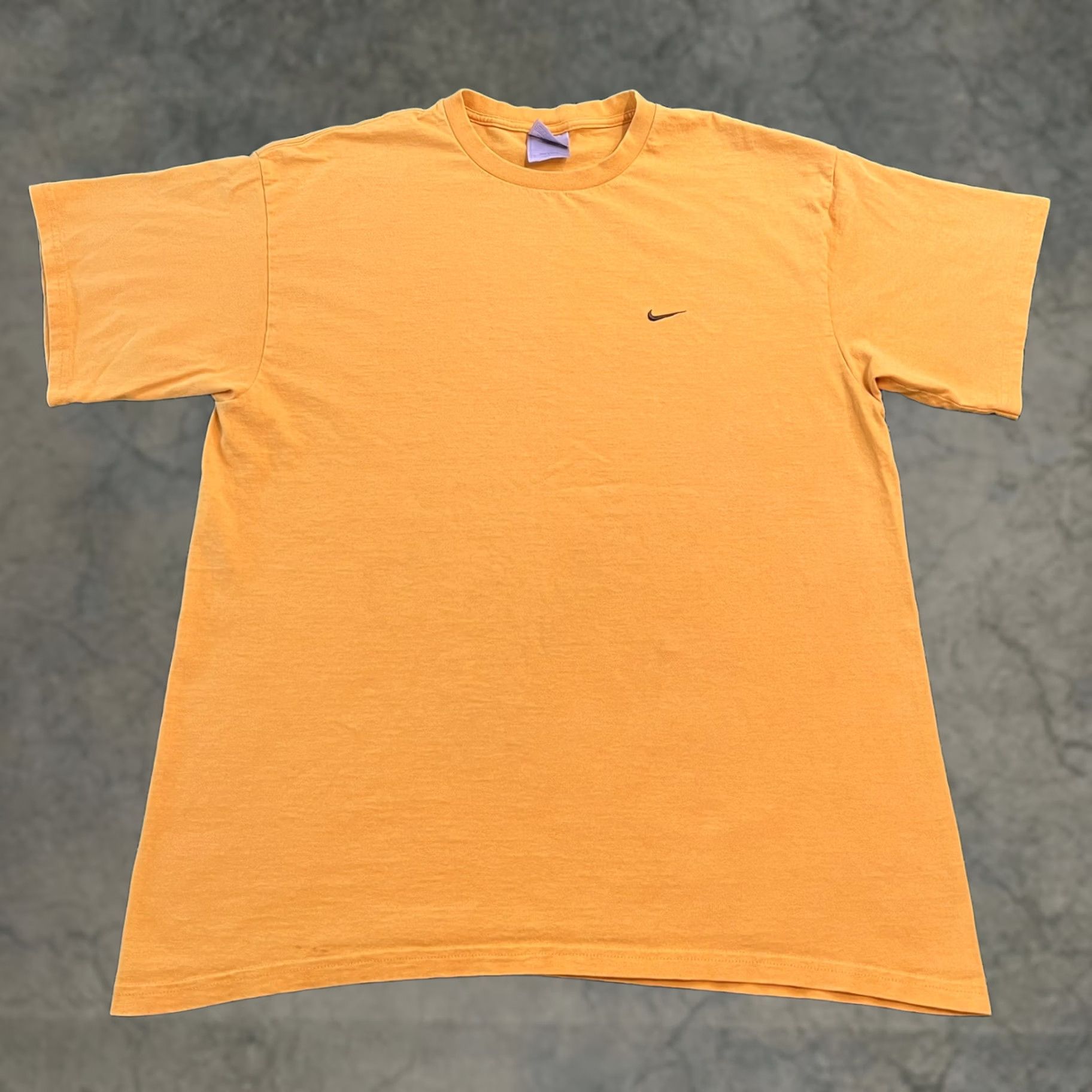 Nike VINTAGE Nike Essential Embroidered Classic T-Shirt Men Large Yellow Olive Swoosh L Size US L / EU 52-54 / 3 - 1 Thumbnail