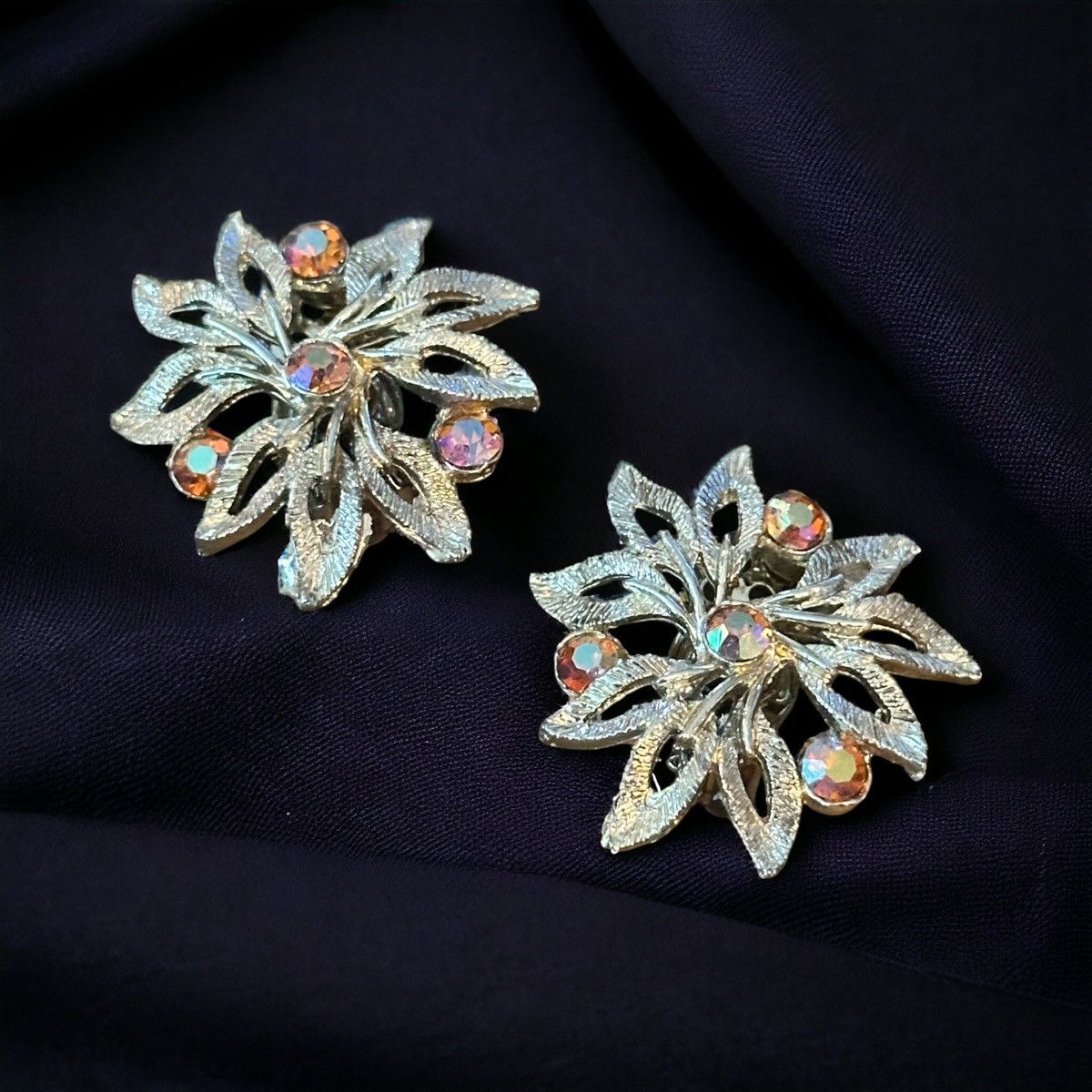 Vintage Vintage Aurora Borealis rhinestone clip on flower earrings Size ONE SIZE - 1 Thumbnail