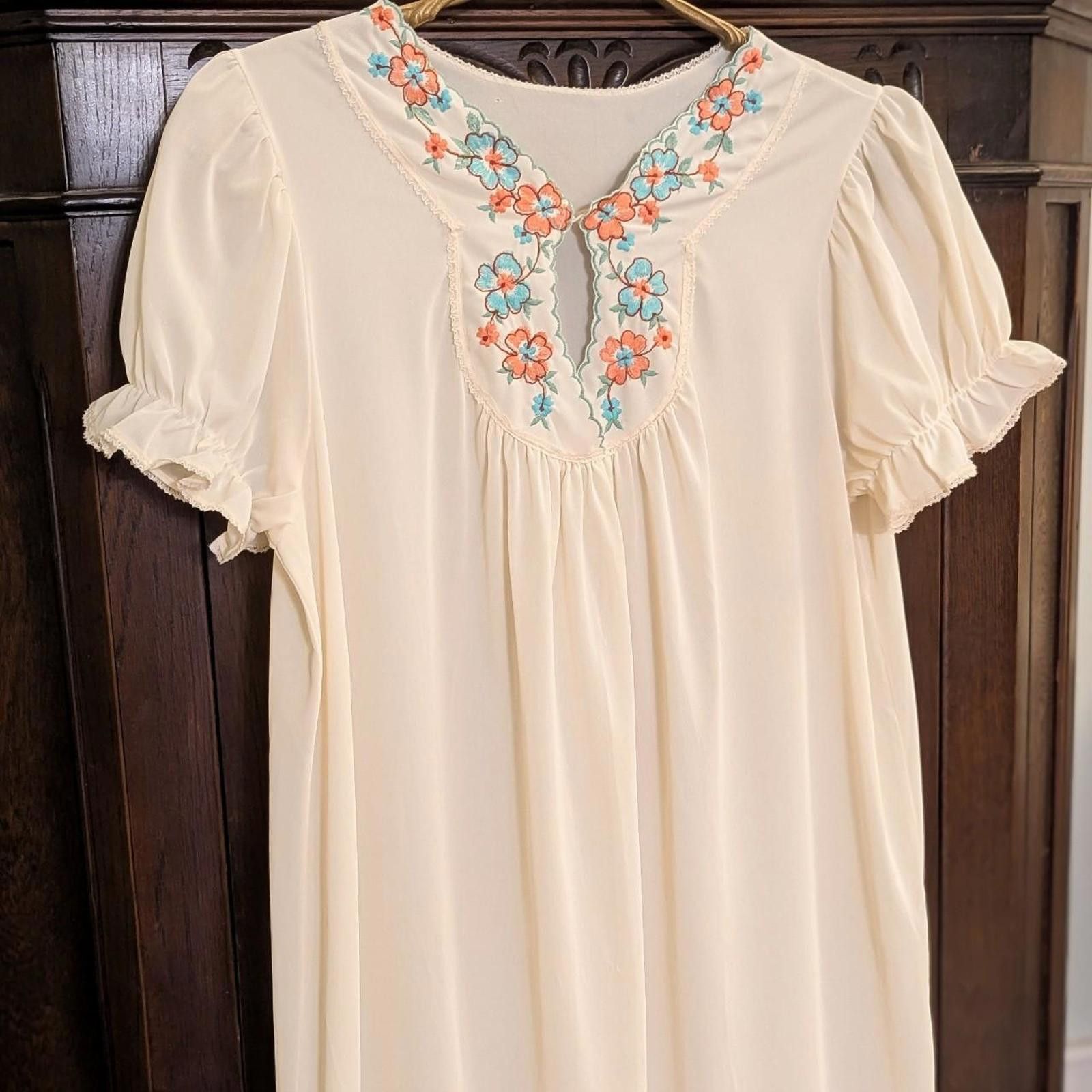 Other Vintage DREAM AWAY Cream Gown Size ONE SIZE - 3 Thumbnail