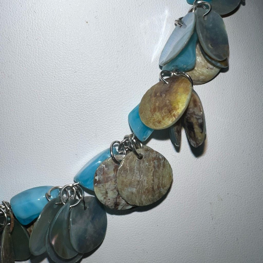 Vintage Vintage Mother of Pearl and Blue Resin Acrylic Necklace Size ONE SIZE - 5 Thumbnail
