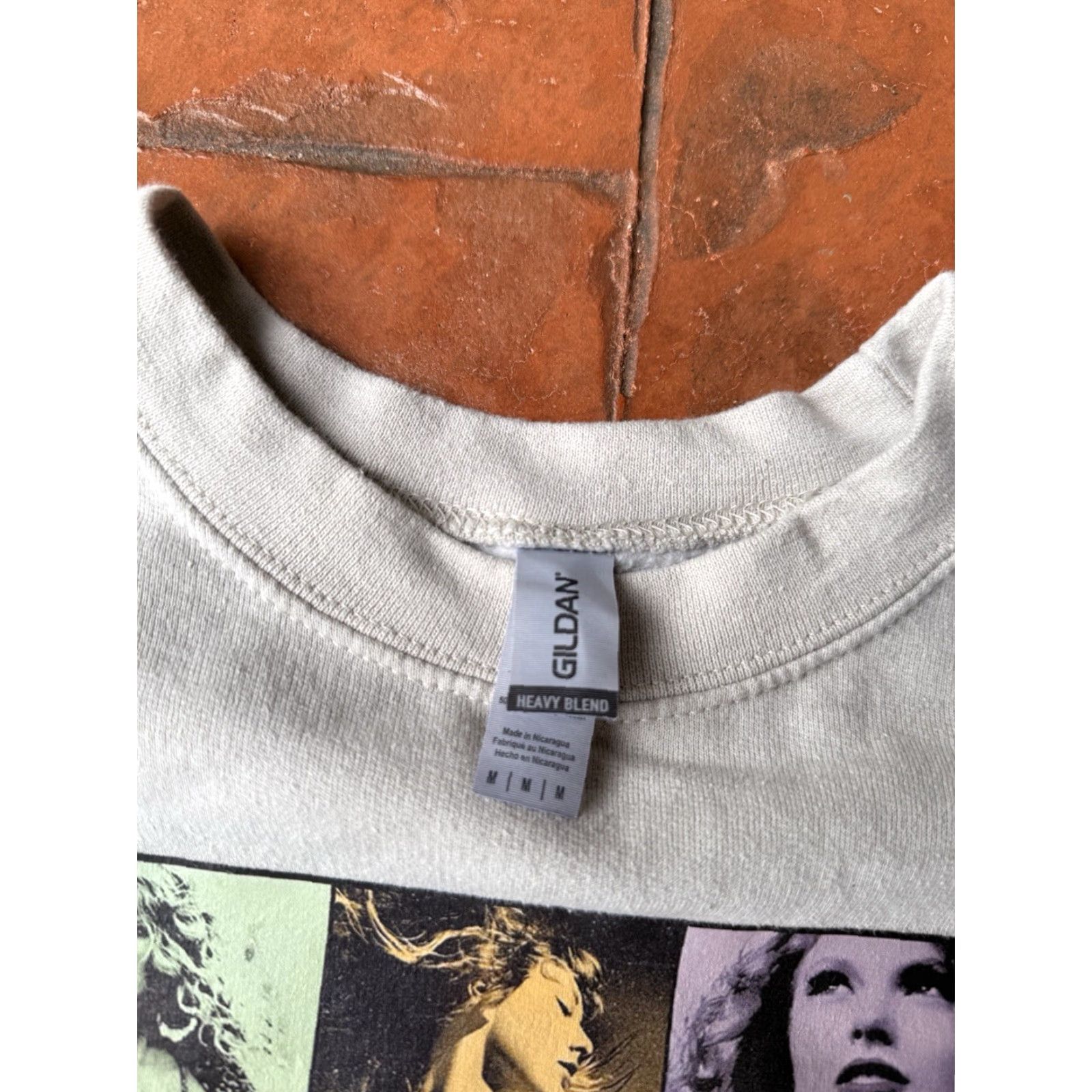 Gildan Taylor Swift Eras Tour Crew Neck Sweatshirt Medium Adult Unisex Beige Logo Graphic Print Pullover Sweatshirt Size M / US 6-8 / IT 42-44 - 2 Thumbnail