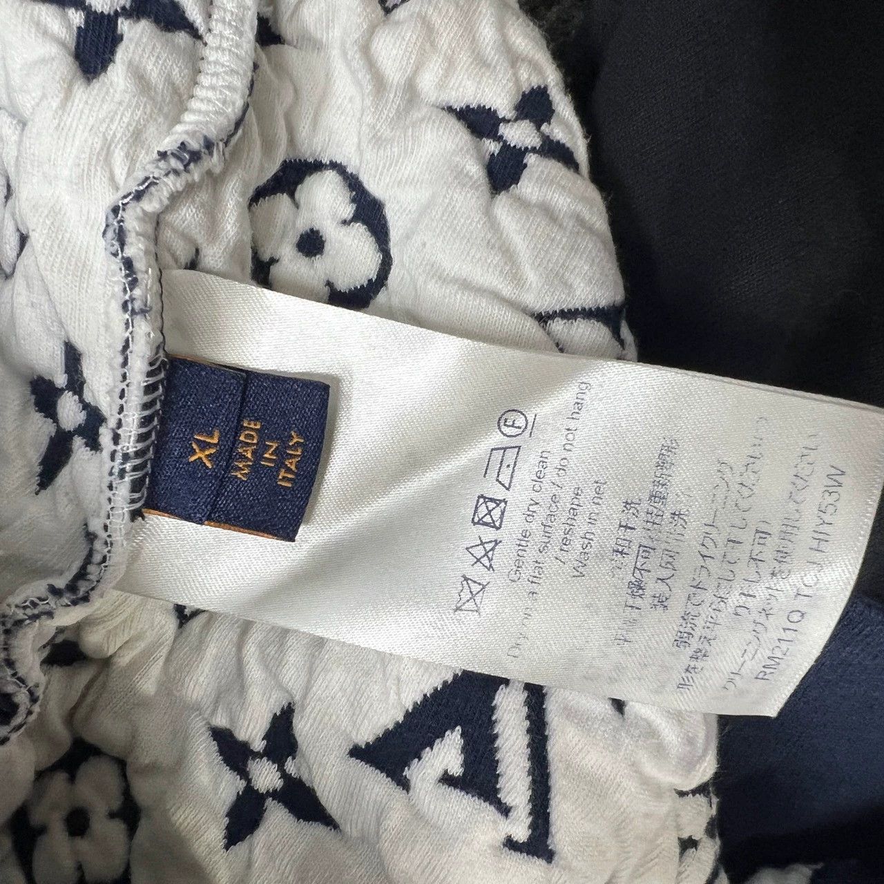 Louis Vuitton louis vuitton monogram embossed logo sweatshirt Size US XL / EU 56 / 4 - 4 Thumbnail