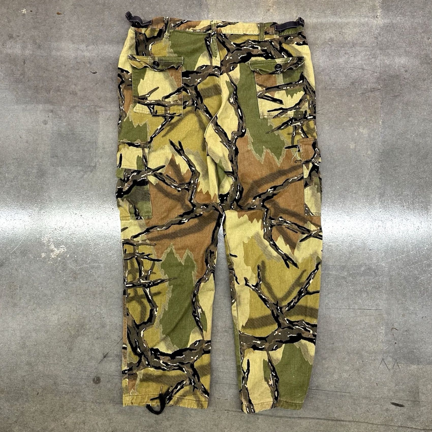 Vintage VINTAGE Predator Camo Cargo Pants Men's XL Regular Rise 13 in Inseam 31 in USA 90s Camouflage Workwear<|vq_ eius|> Size US 36 / EU 52 - 3 Thumbnail