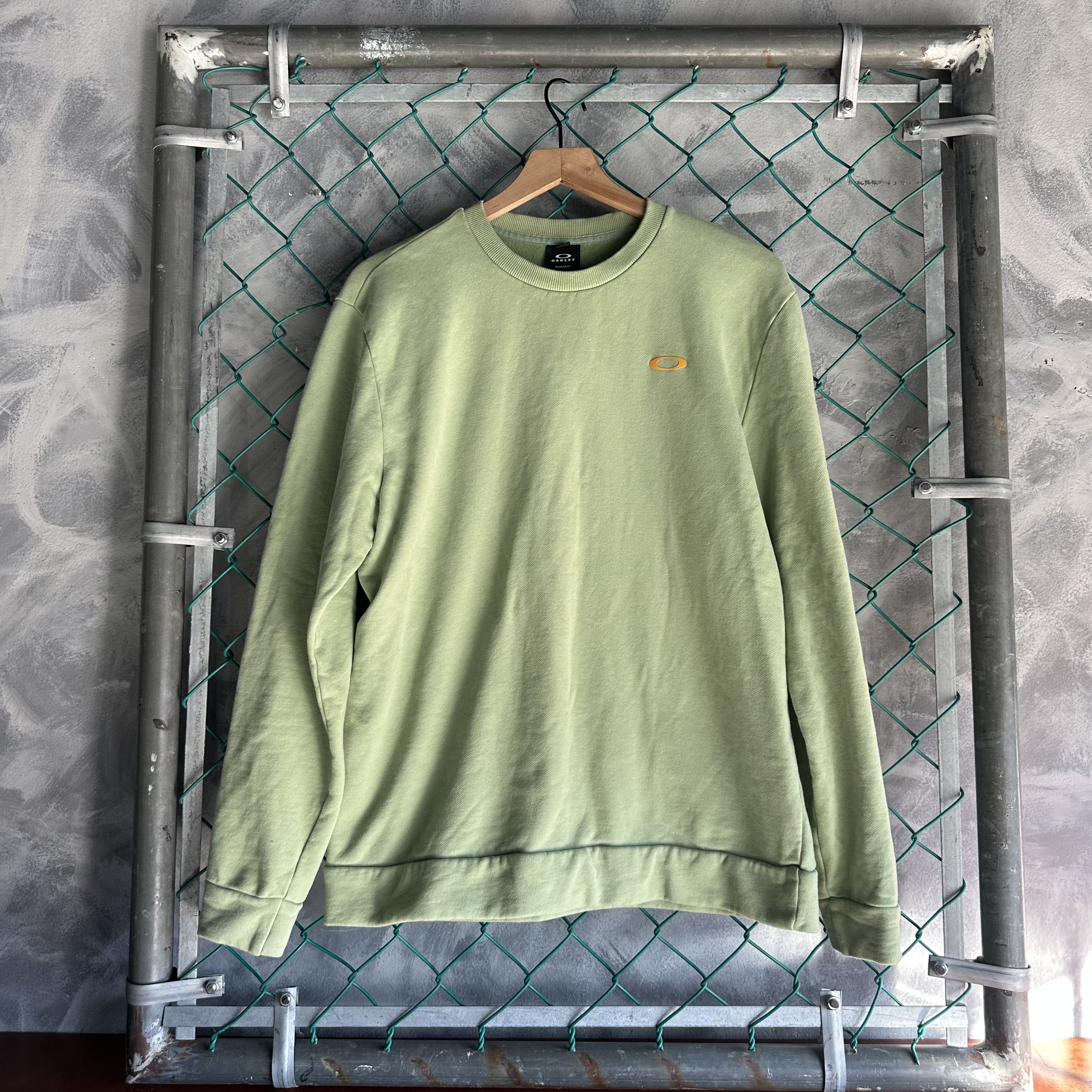 Oakley Vintage Oakley Sweatshirt Mens Large Green Pea Crewneck Size US L / EU 52-54 / 3 - 1 Thumbnail