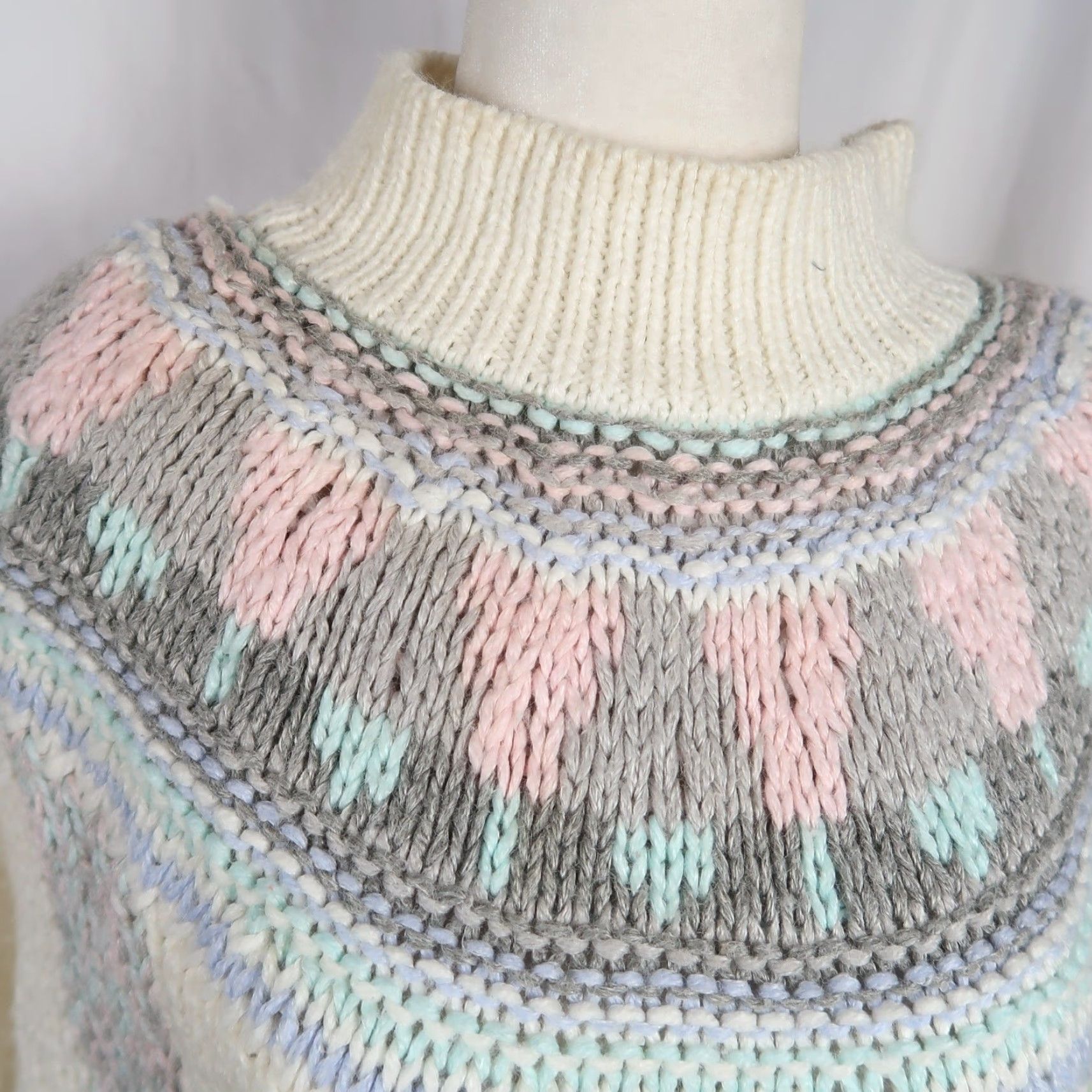 Vintage VINTAGE Jamie Scott Cream Geometric Handknit Sweater S Woman Pullover Mock Neck Fair Isle 80s 90s Casual Long Sleeve Knits Size S / US 4 / IT 40 - 2 Thumbnail