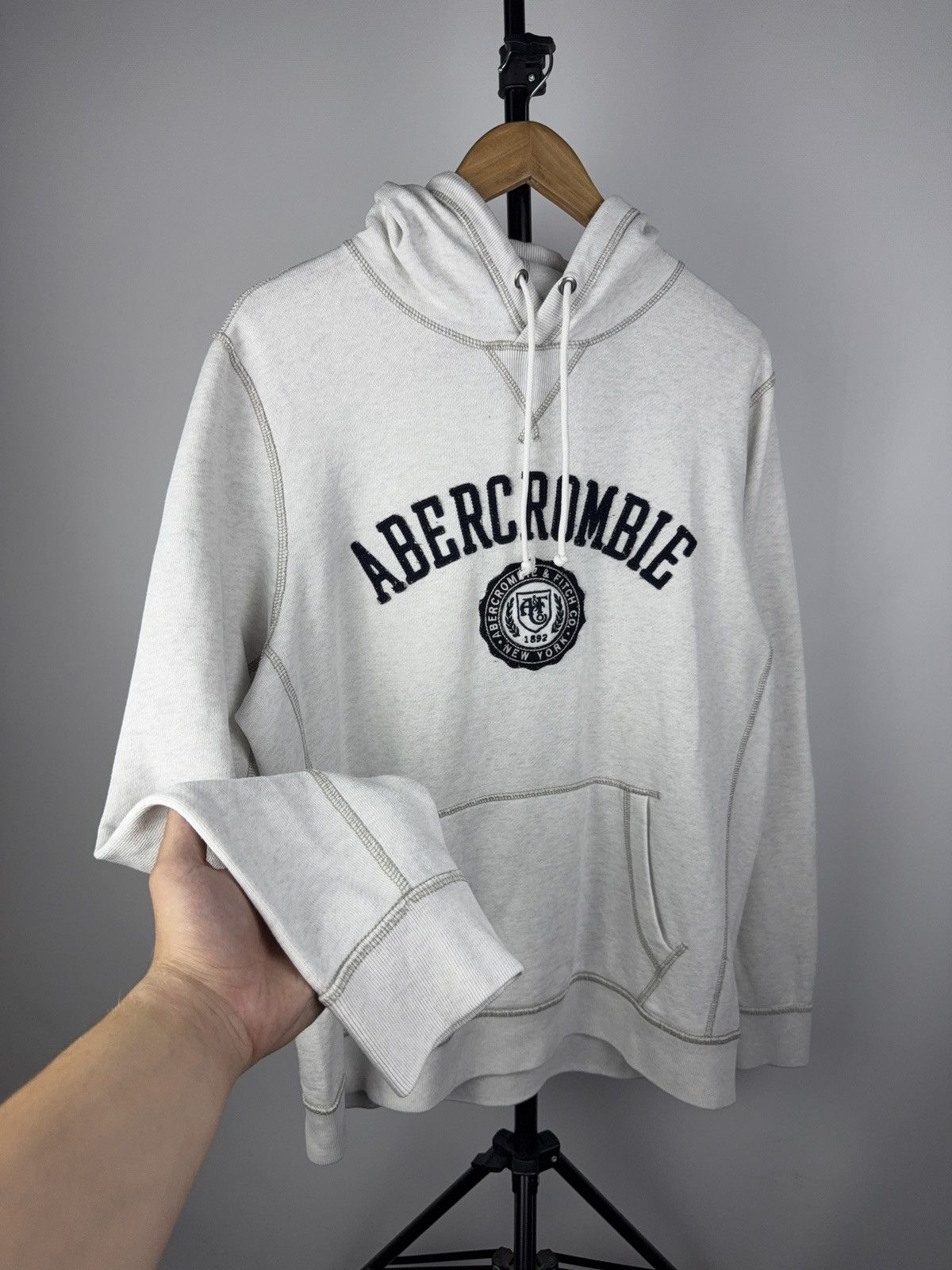 Abercrombie & Fitch Vintage Abercrombie & Fitch Crest Logo Hoodie Light White L Size US L / EU 52-54 / 3 - 3 Thumbnail